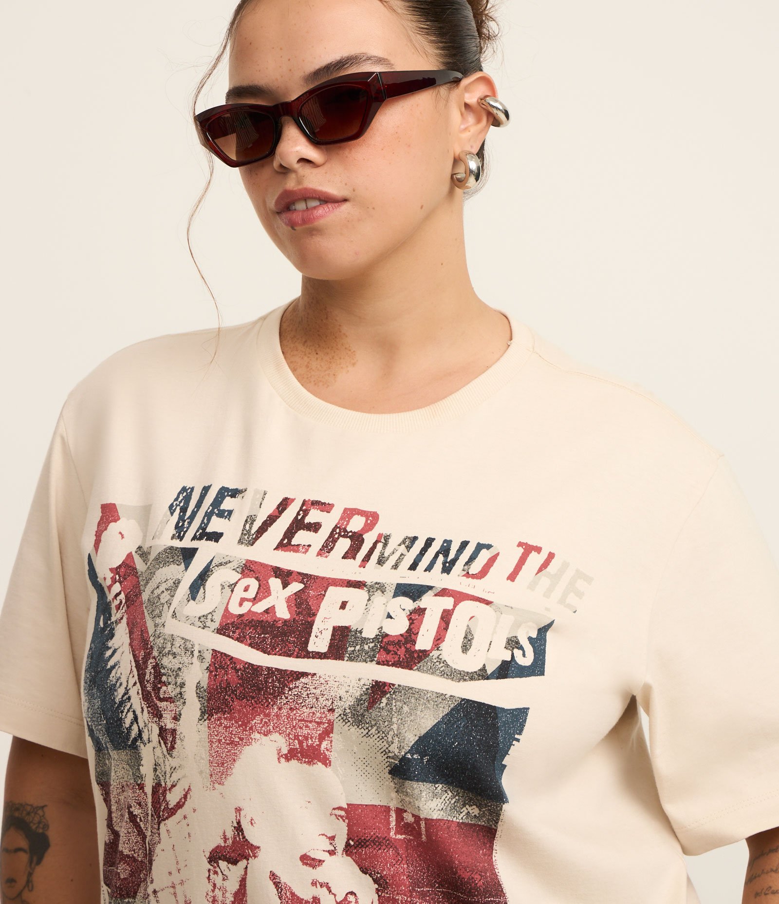 Camiseta Alongada com Estampa Sex Pistols Curve & Plus Size Bege 3