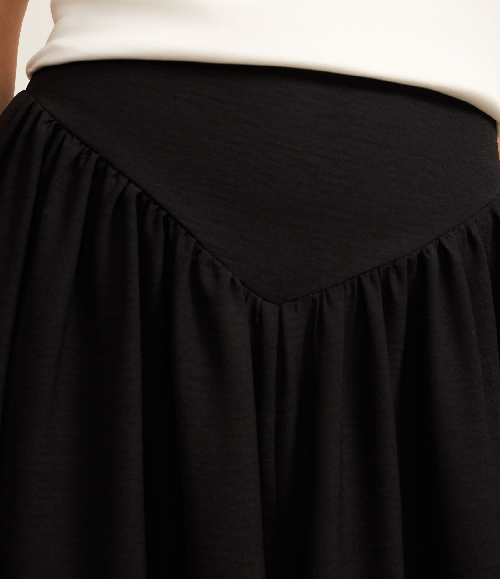 Saia Balloon Midi em Crepe com Cós em V Preto 4