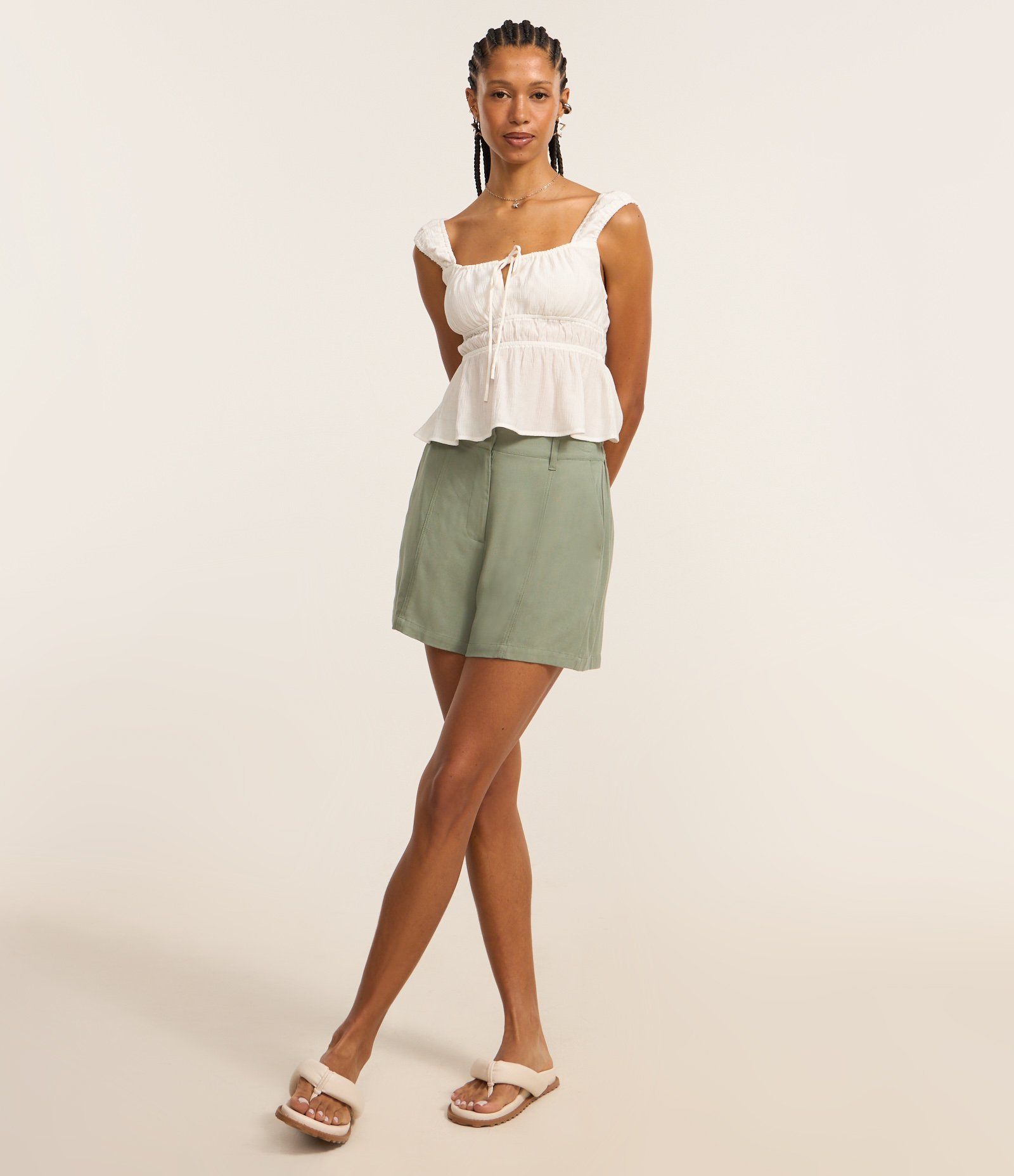 Short Curto Alfaiatado em Viscose Twill Verde 1