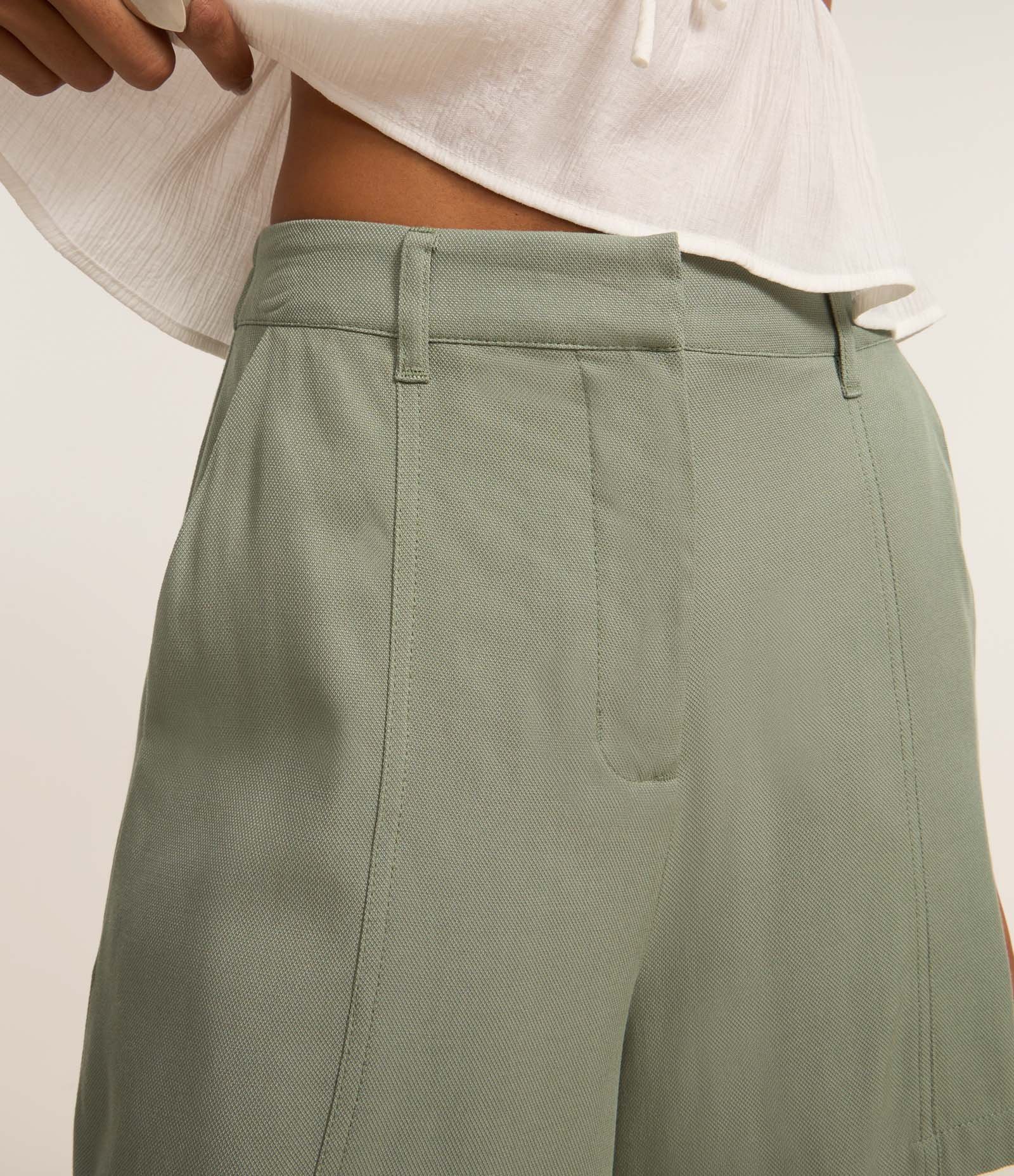 Short Curto Alfaiatado em Viscose Twill Verde 4