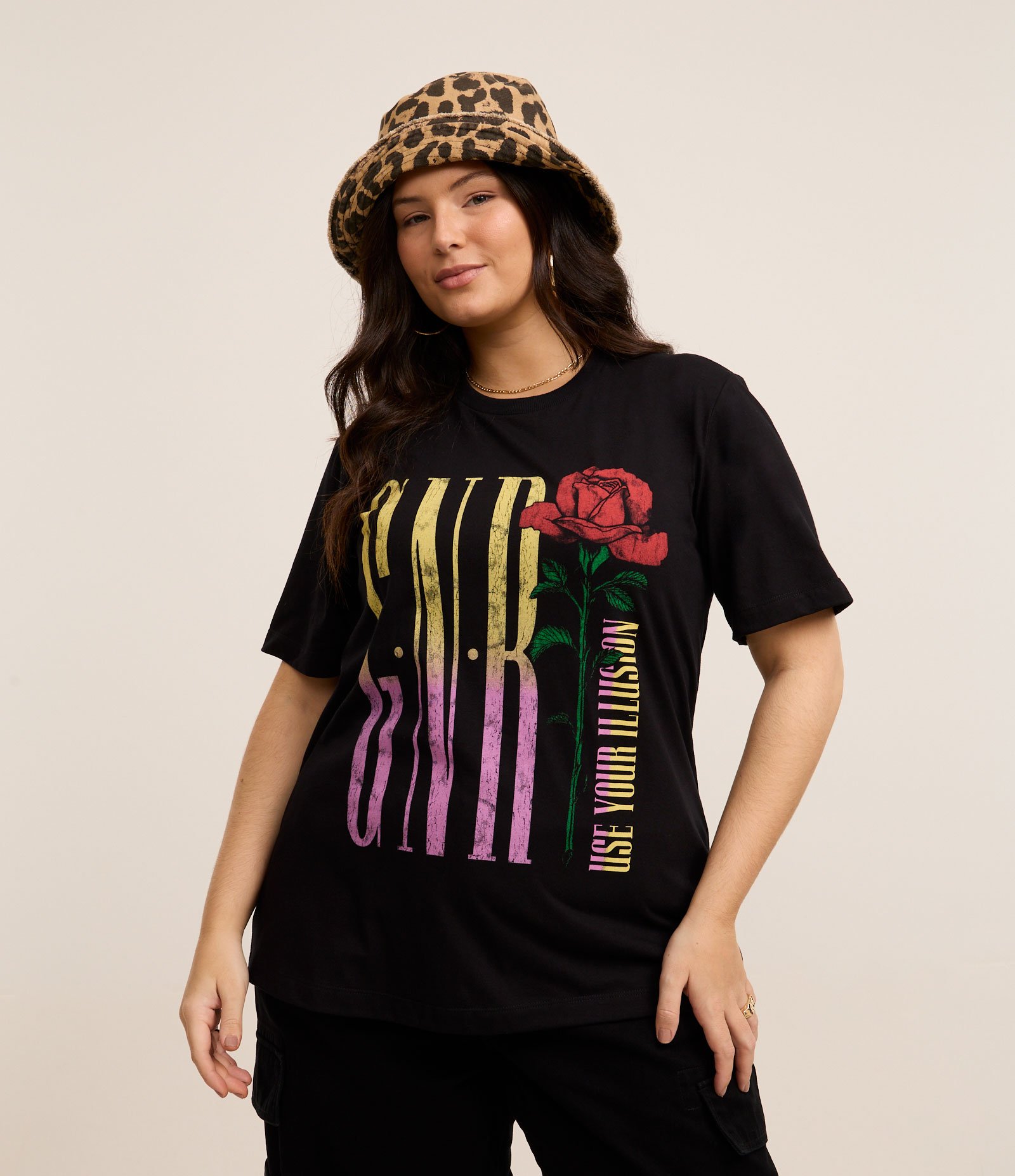 Camiseta Alongada com Estampa Guns and Roses Curve & Plus Size Preto 1