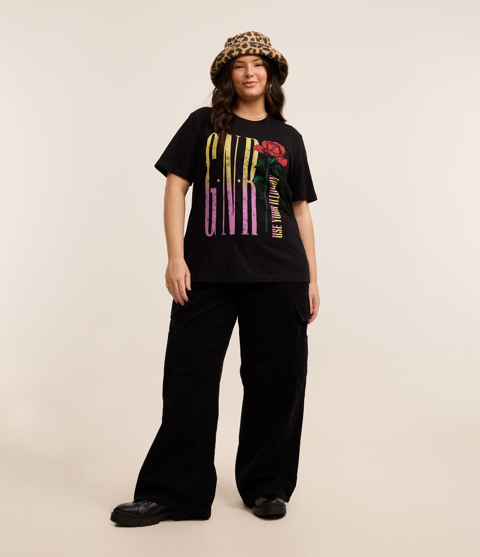Camiseta Alongada com Estampa Guns and Roses Curve & Plus Size Preto 2