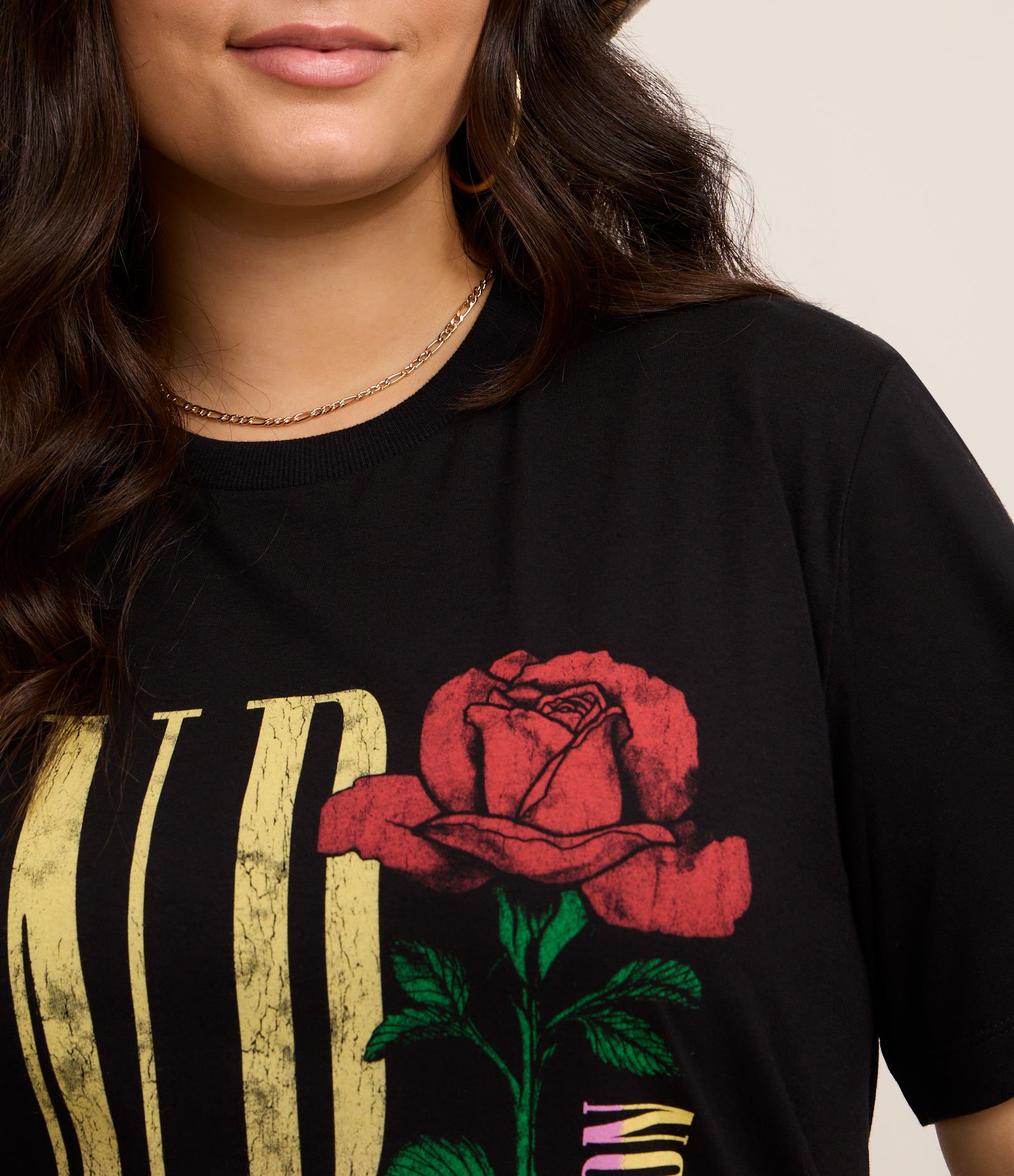 Camiseta Alongada com Estampa Guns and Roses Curve & Plus Size Preto 3