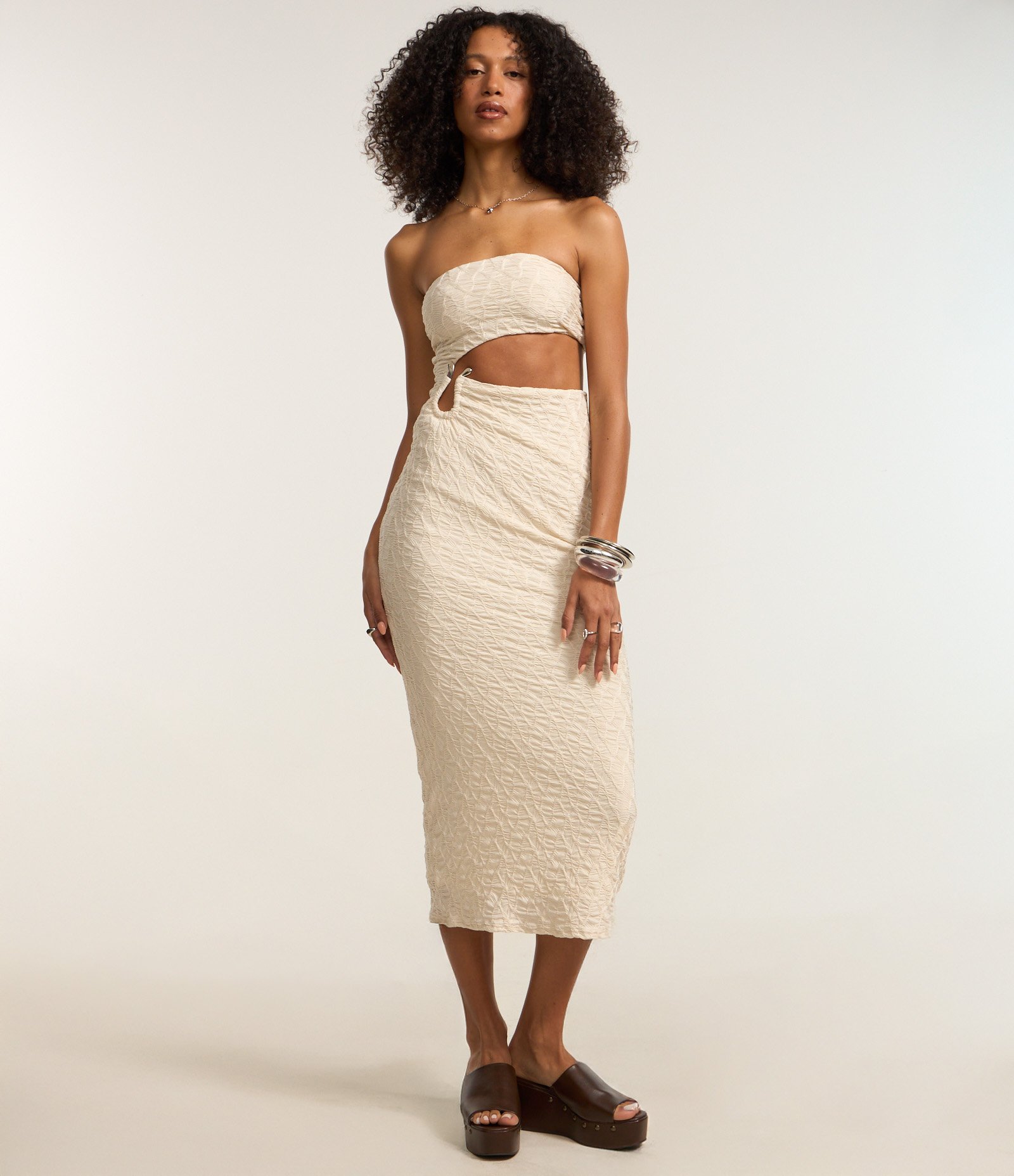 Vestido New Midi com Cut Out e Aviamento na Cintura Bege 1