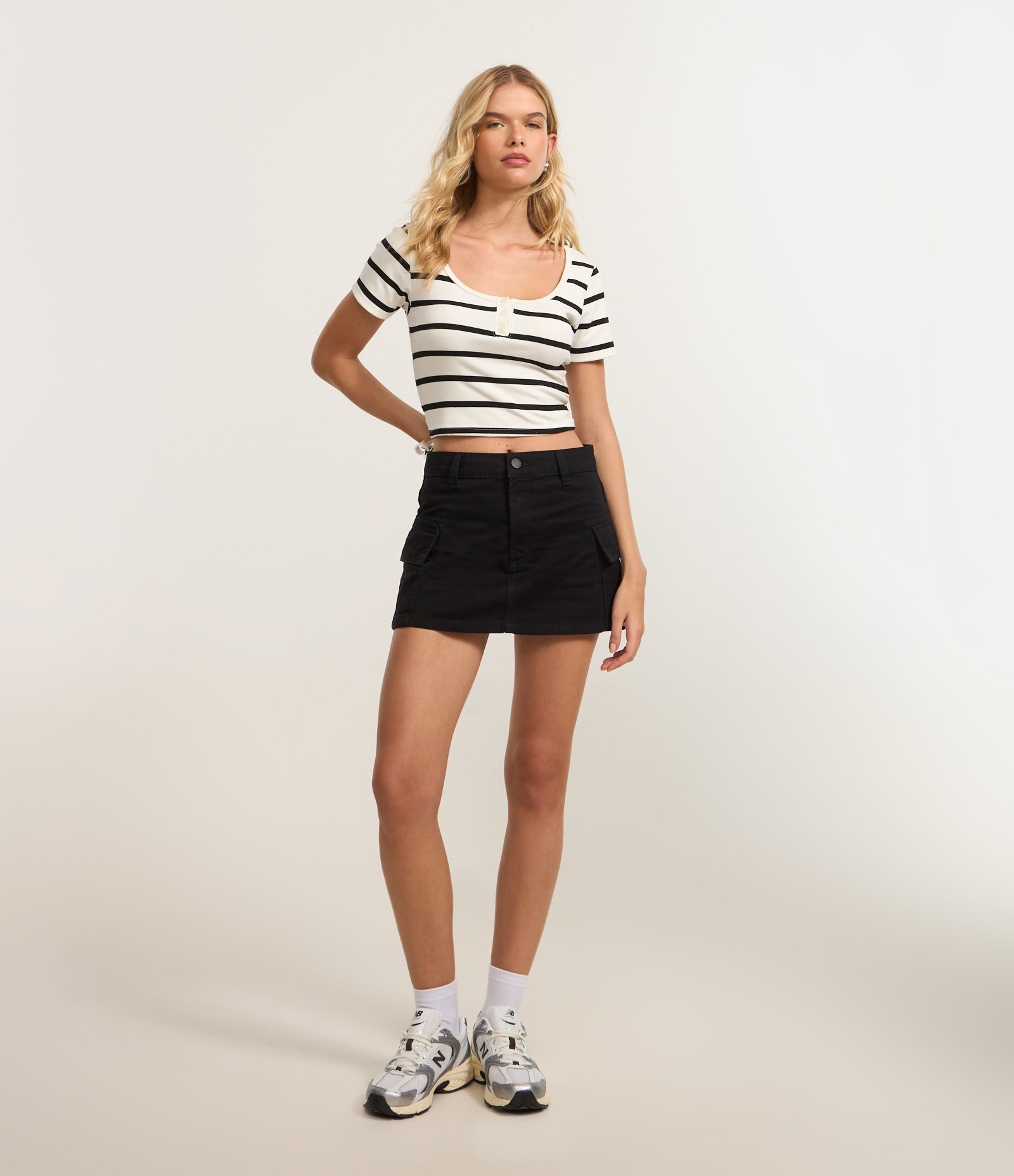 Saia Curta em Sarja com Bolso Cargo Preto 2