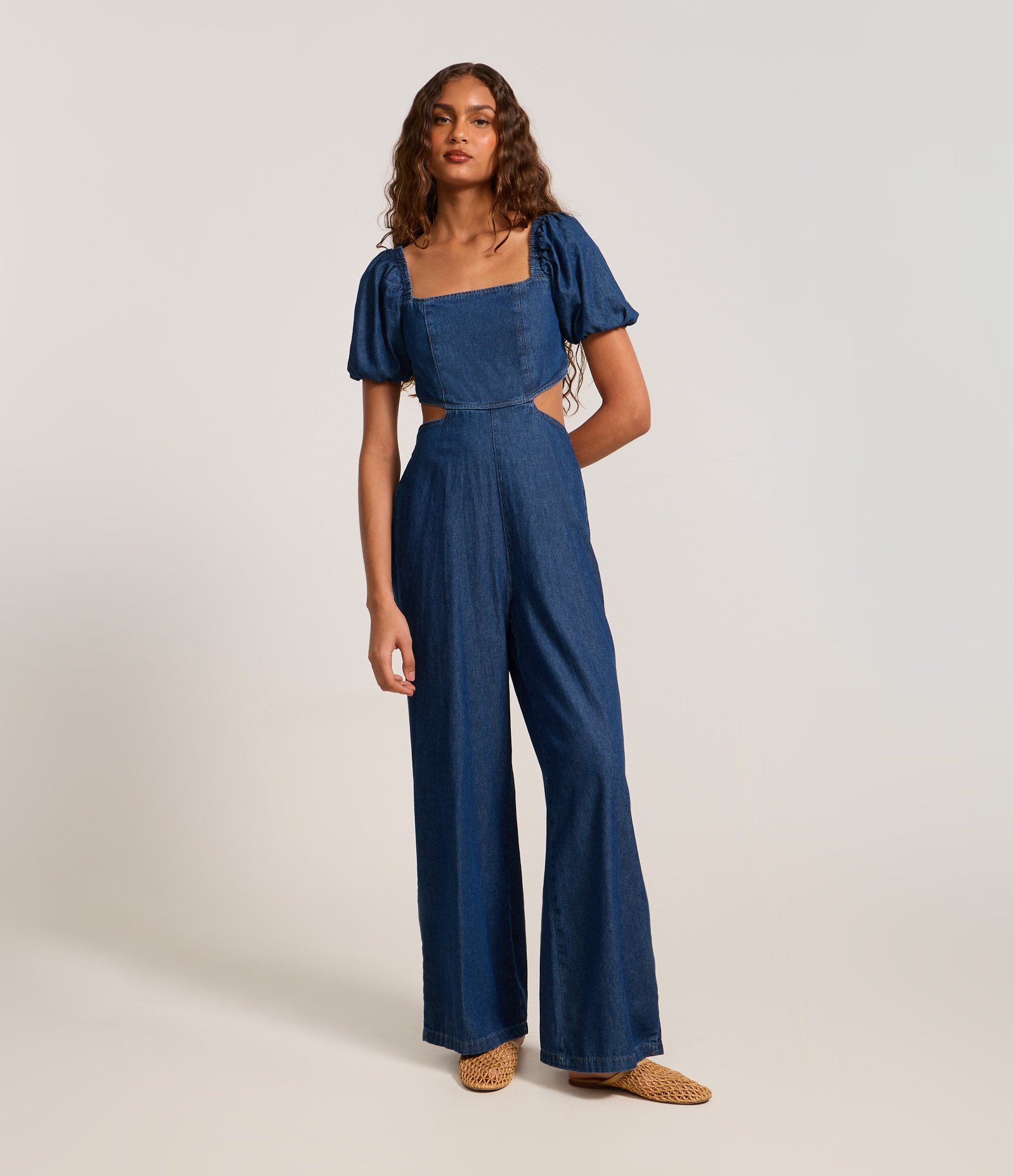 Macacão Jeans com Manga Bufante e Vazado na Cintura Escuro 1