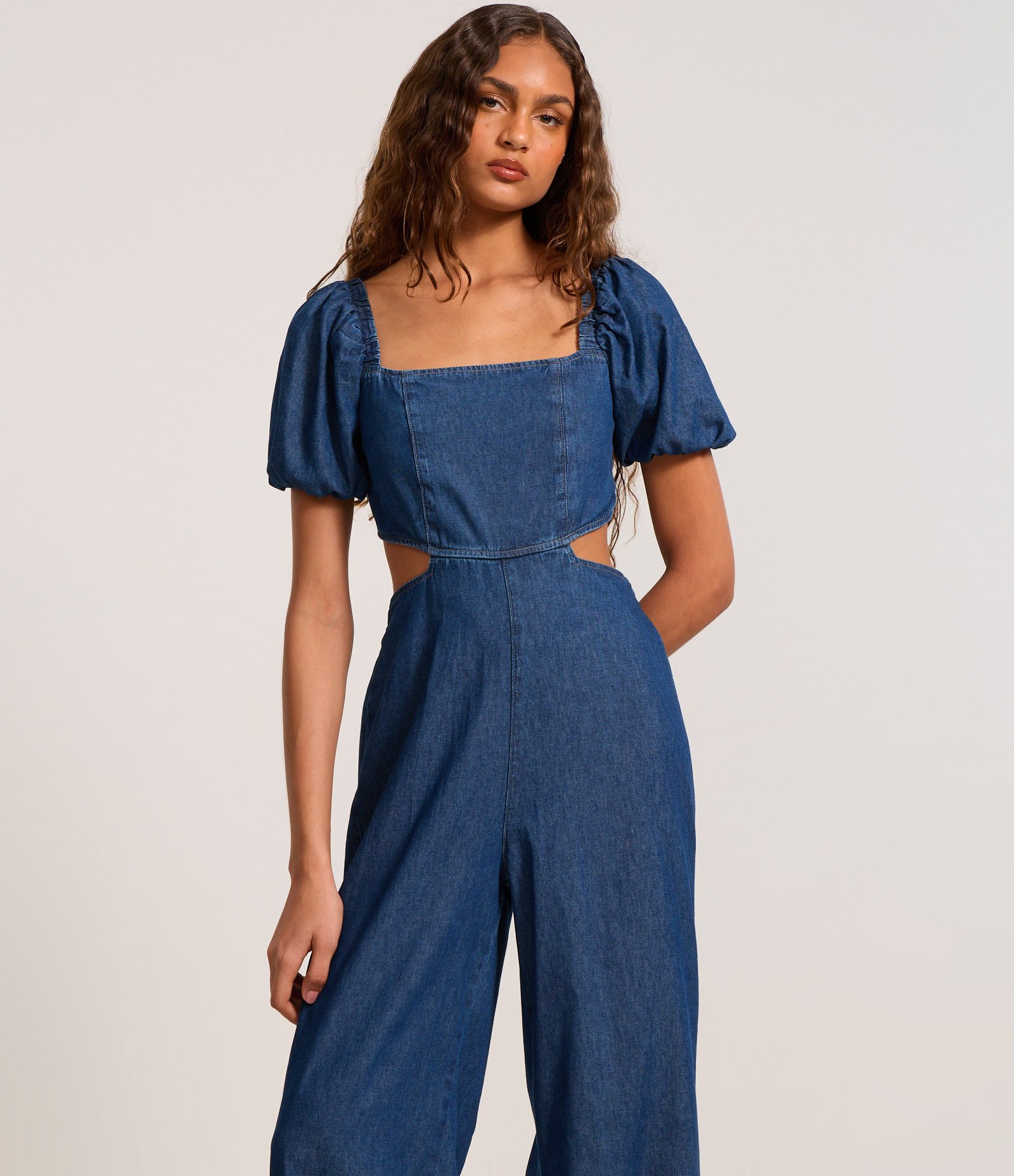 Macacão Jeans com Manga Bufante e Vazado na Cintura Escuro 2