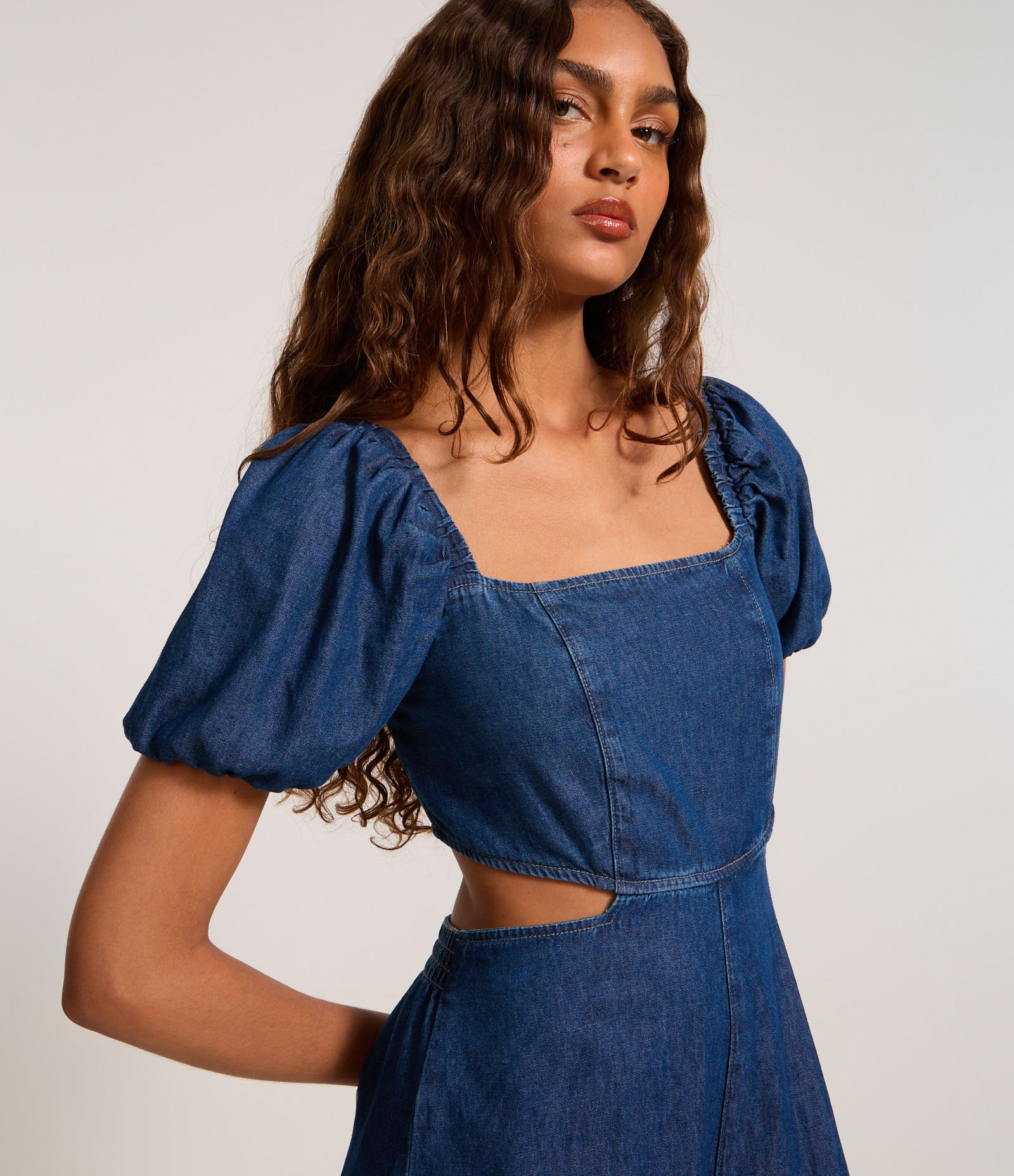 Macacão Jeans com Manga Bufante e Vazado na Cintura Escuro 3