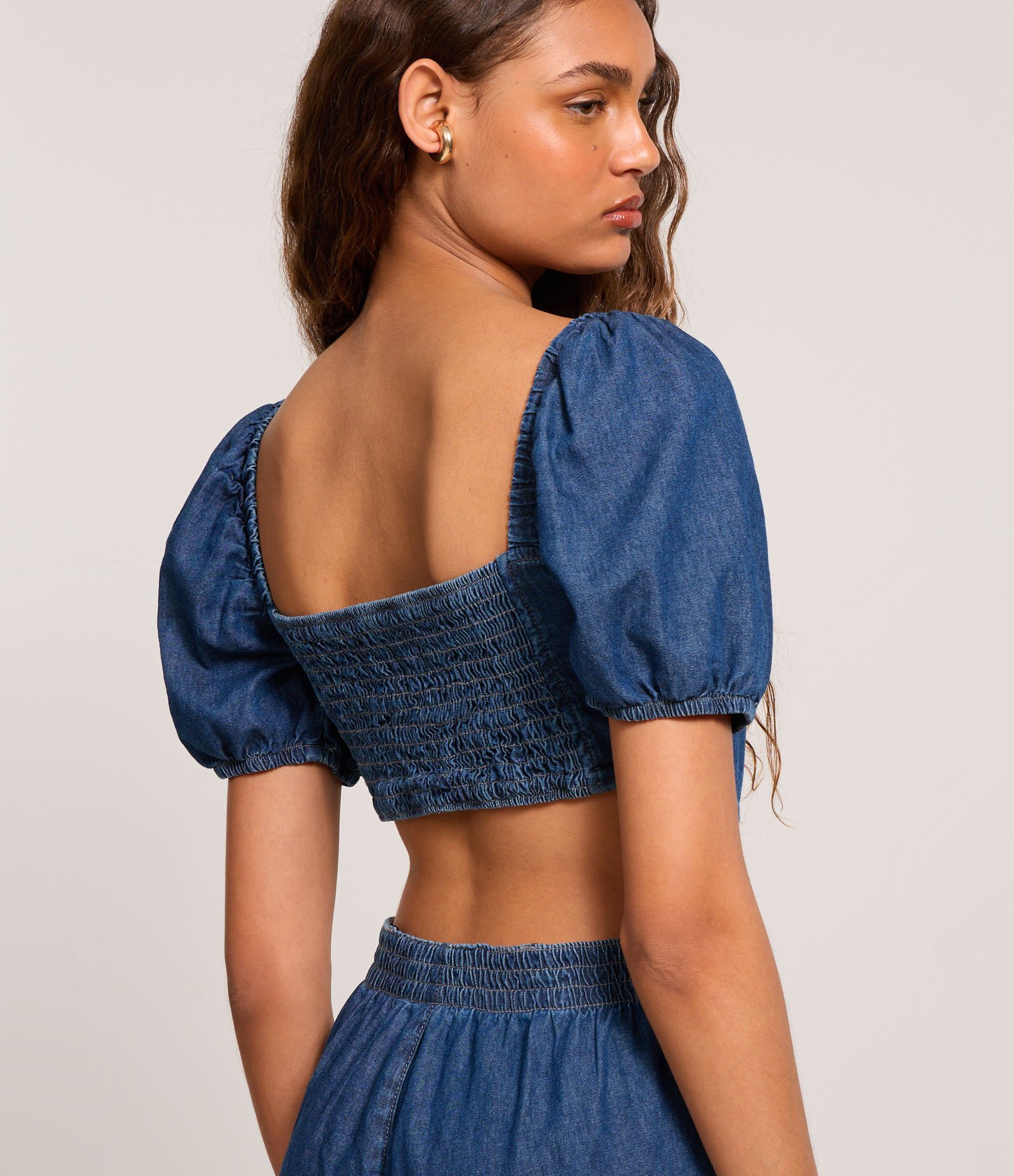 Macacão Jeans com Manga Bufante e Vazado na Cintura Escuro 4