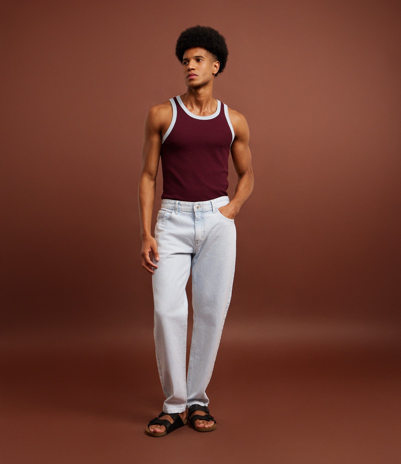 Regata Regular com Viés Contrastante e Texturizada Marrom 2