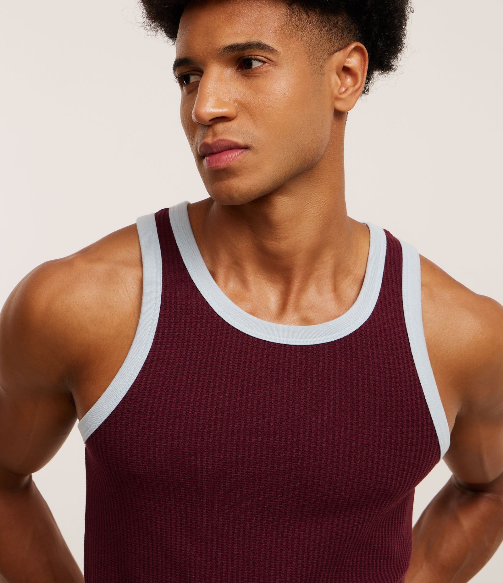 Regata Regular com Viés Contrastante e Texturizada Marrom 3