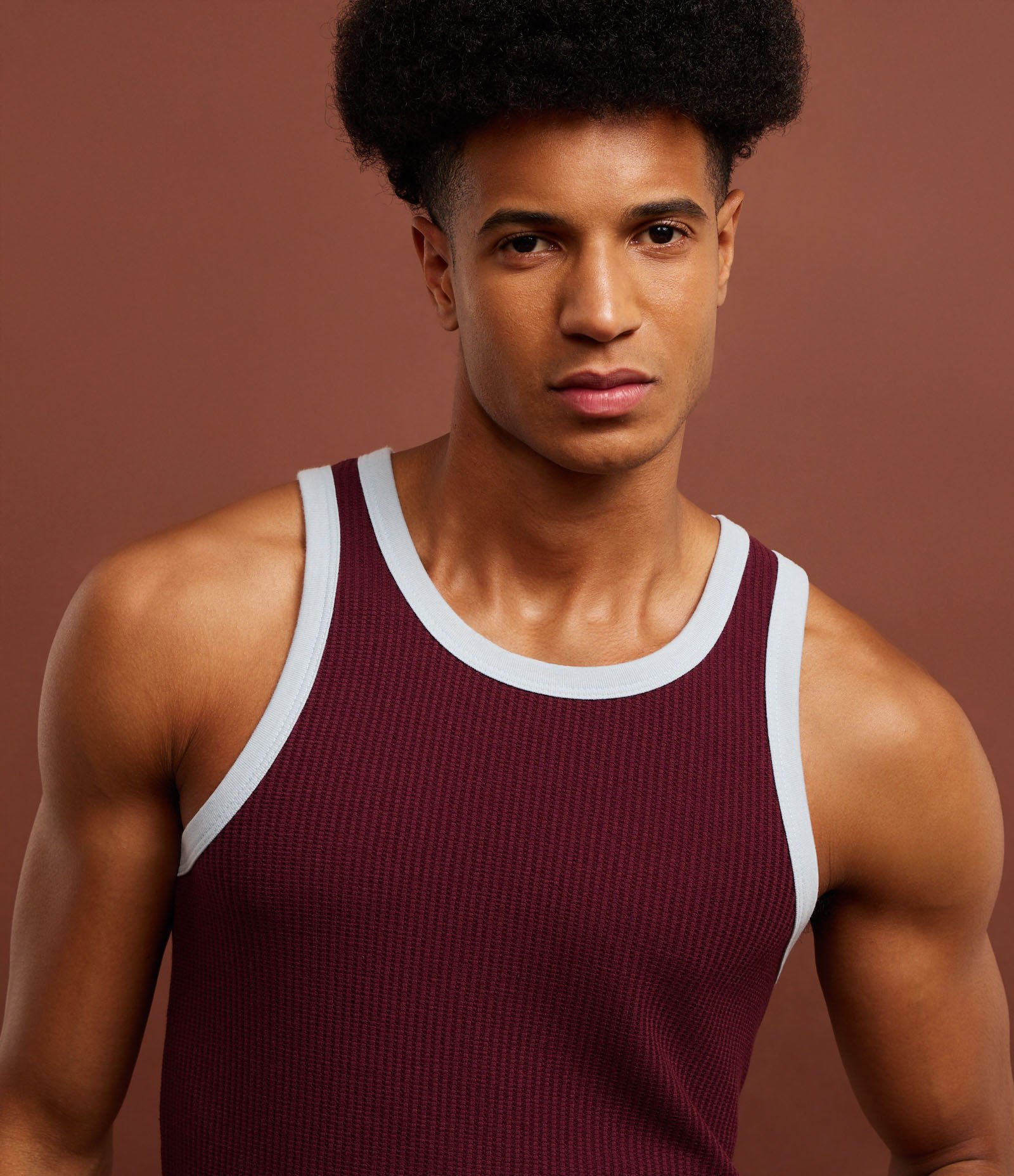 Regata Regular com Viés Contrastante e Texturizada Marrom 5