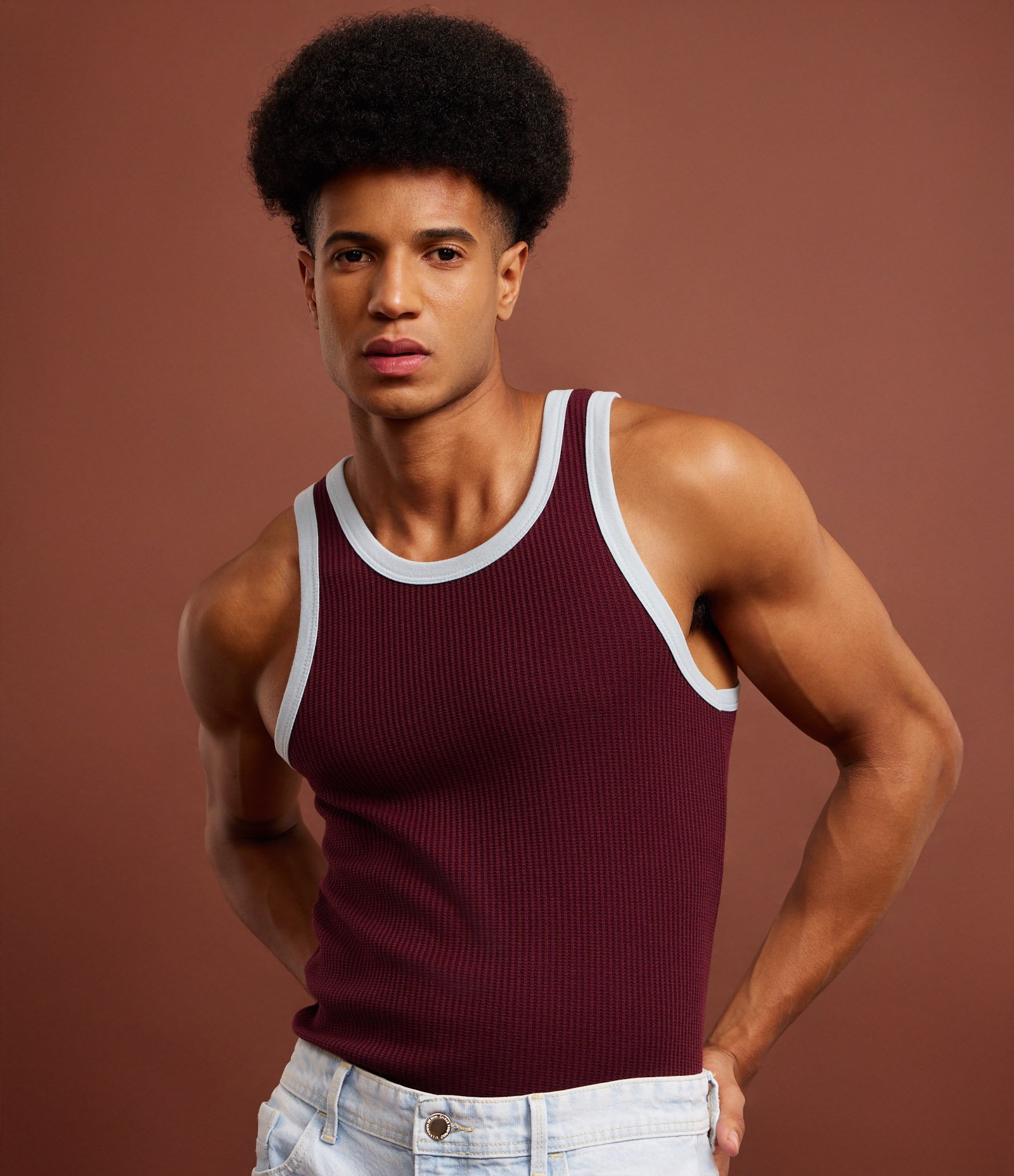 Regata Regular com Viés Contrastante e Texturizada Marrom 6