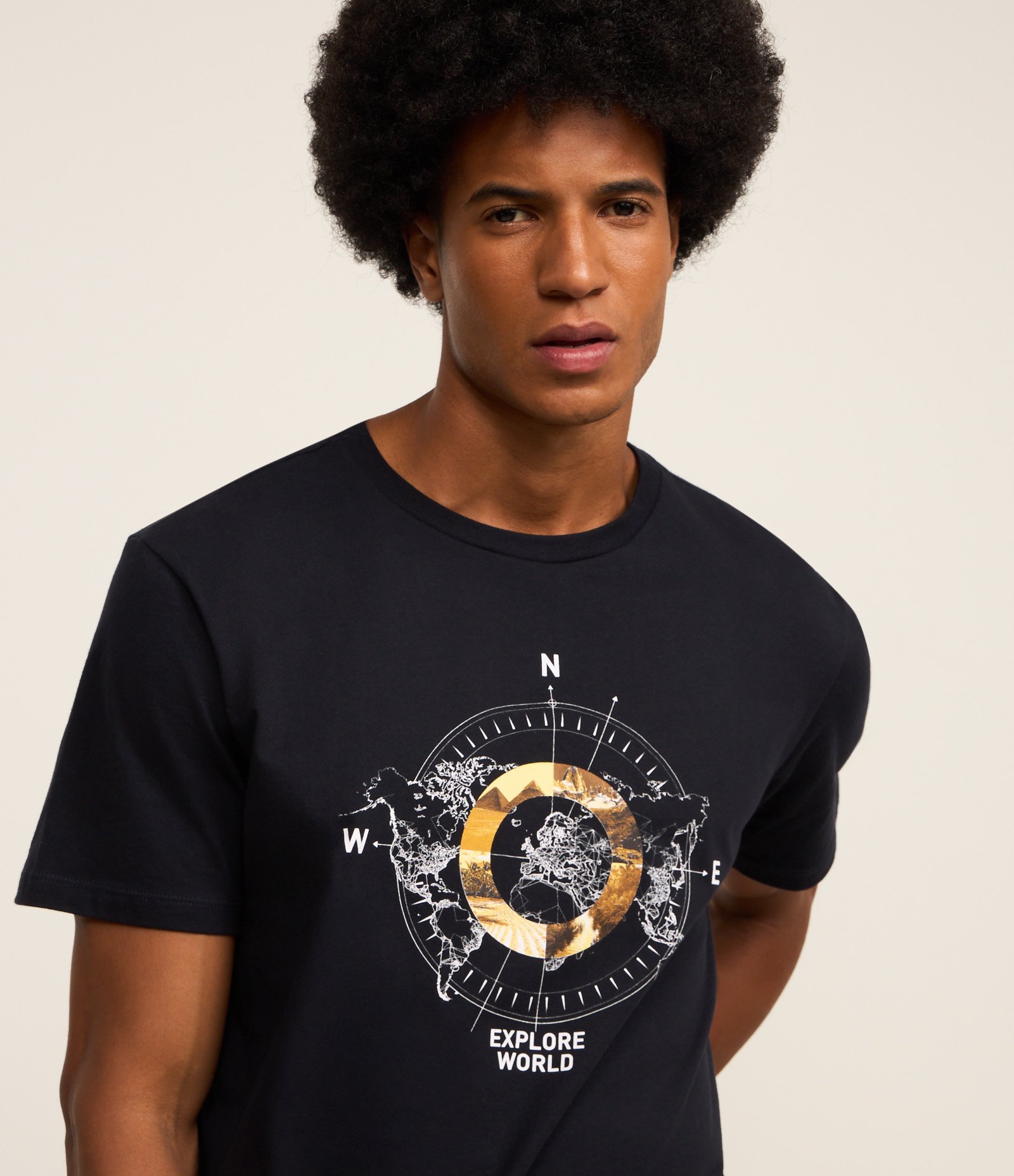 Camiseta Comfort em Algodão com Estampa de Bússola Cinza 3