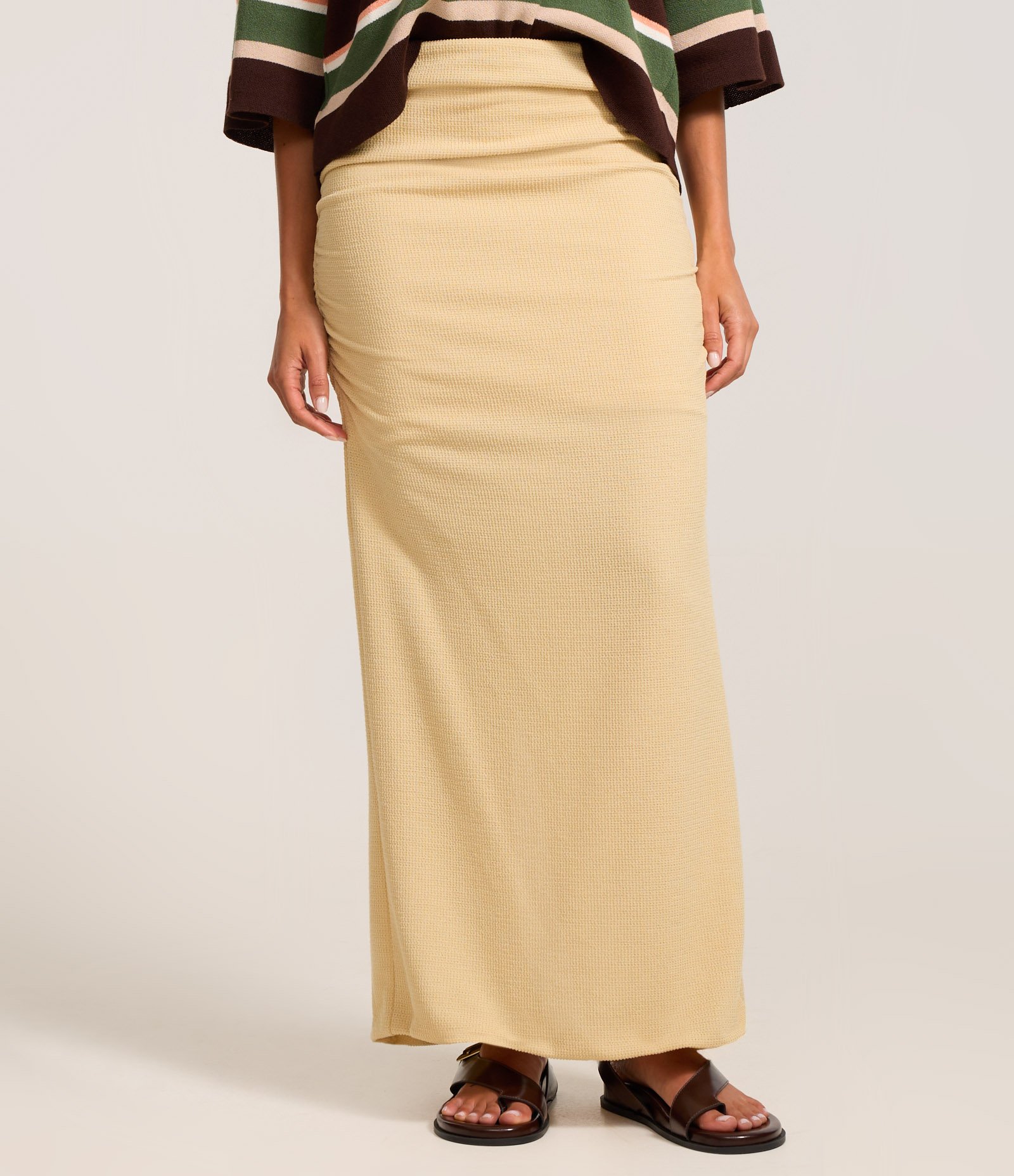 Saia Long Midi Texturizada com Franzido e Fenda Bege 3