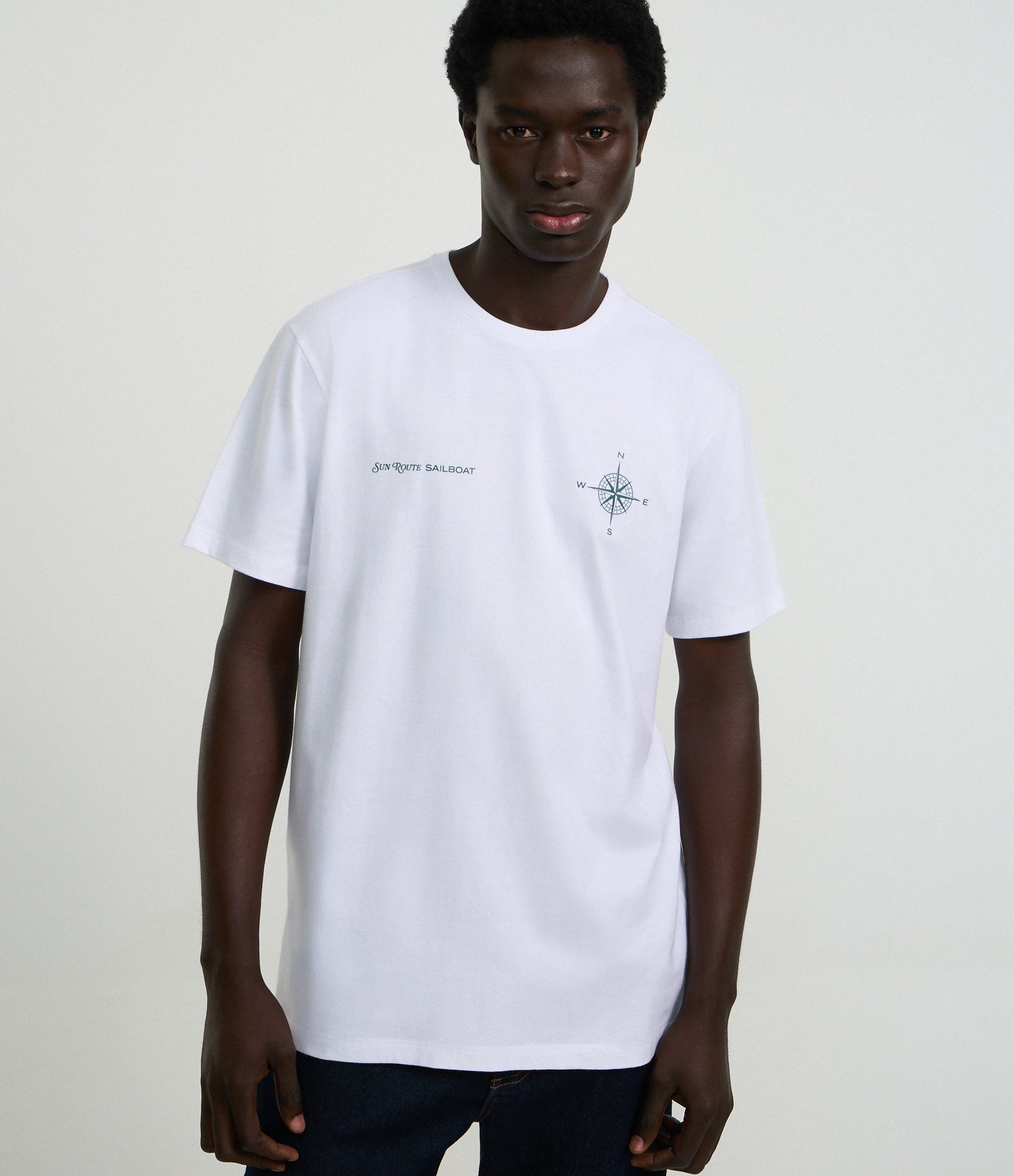 Camiseta Comfort em Algodão com Estampa de Bussola e Lettering Sun Route Sailboat Branco 1