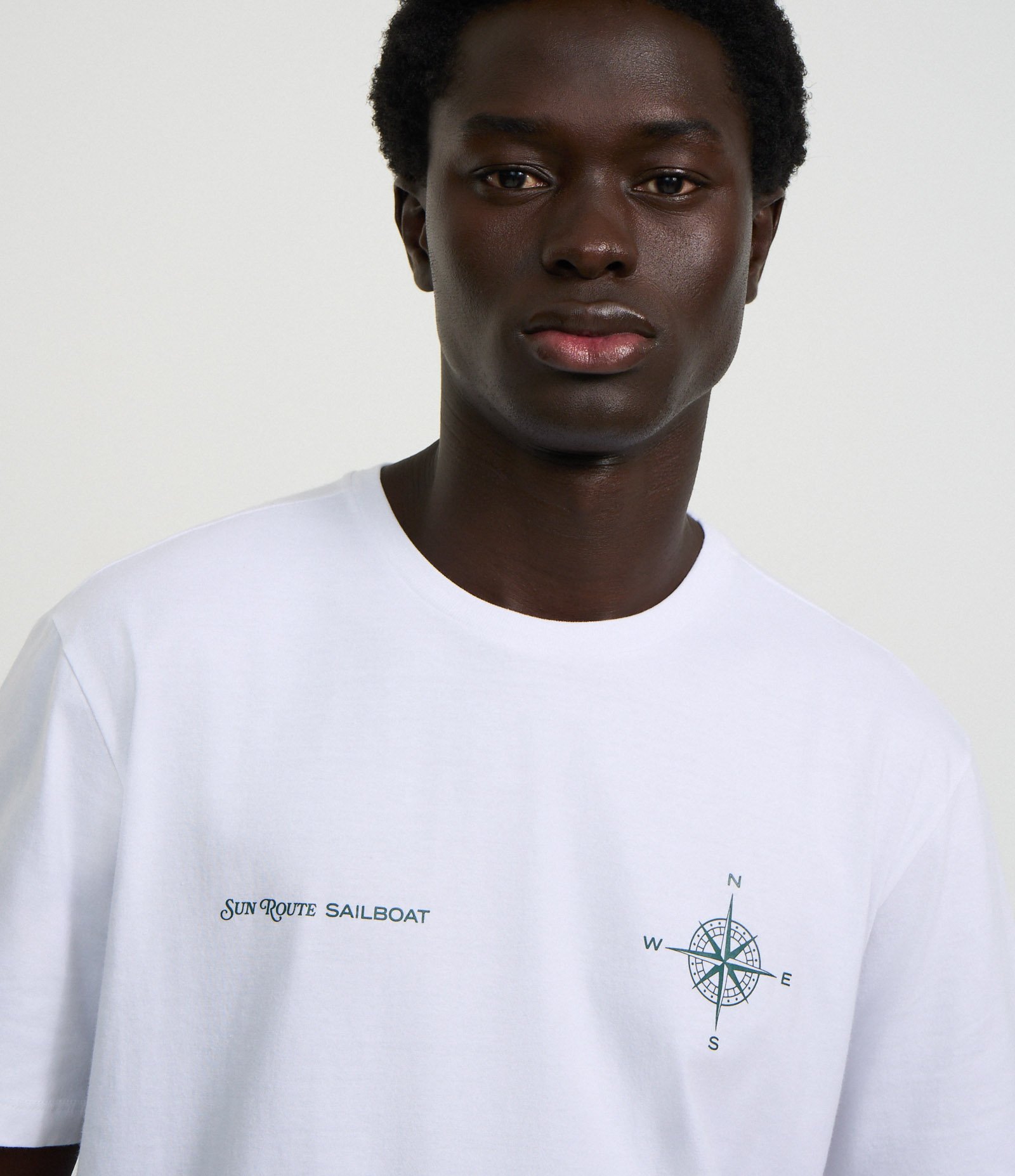 Camiseta Comfort em Algodão com Estampa de Bussola e Lettering Sun Route Sailboat Branco 4