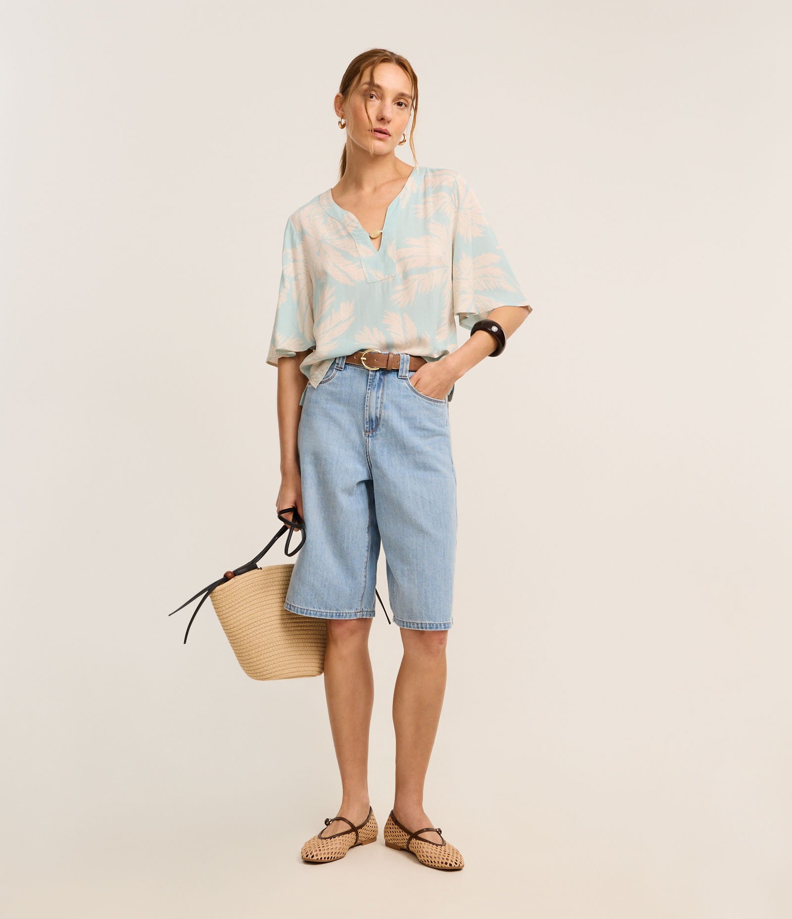 Blusa em Viscose com Decote V e Estampa Folhagem Turquesa/Bege 2