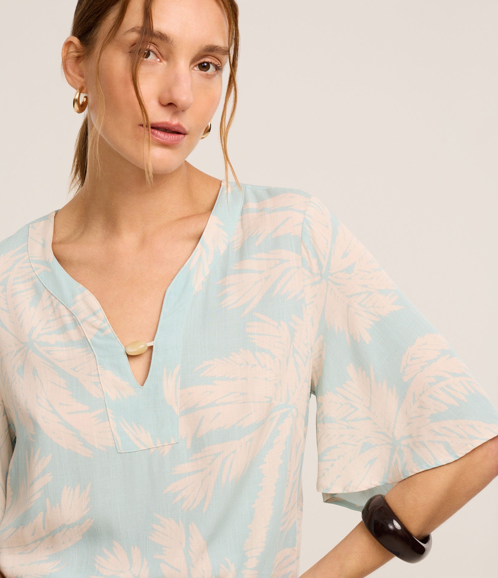 Blusa em Viscose com Decote V e Estampa Folhagem Turquesa/Bege 3