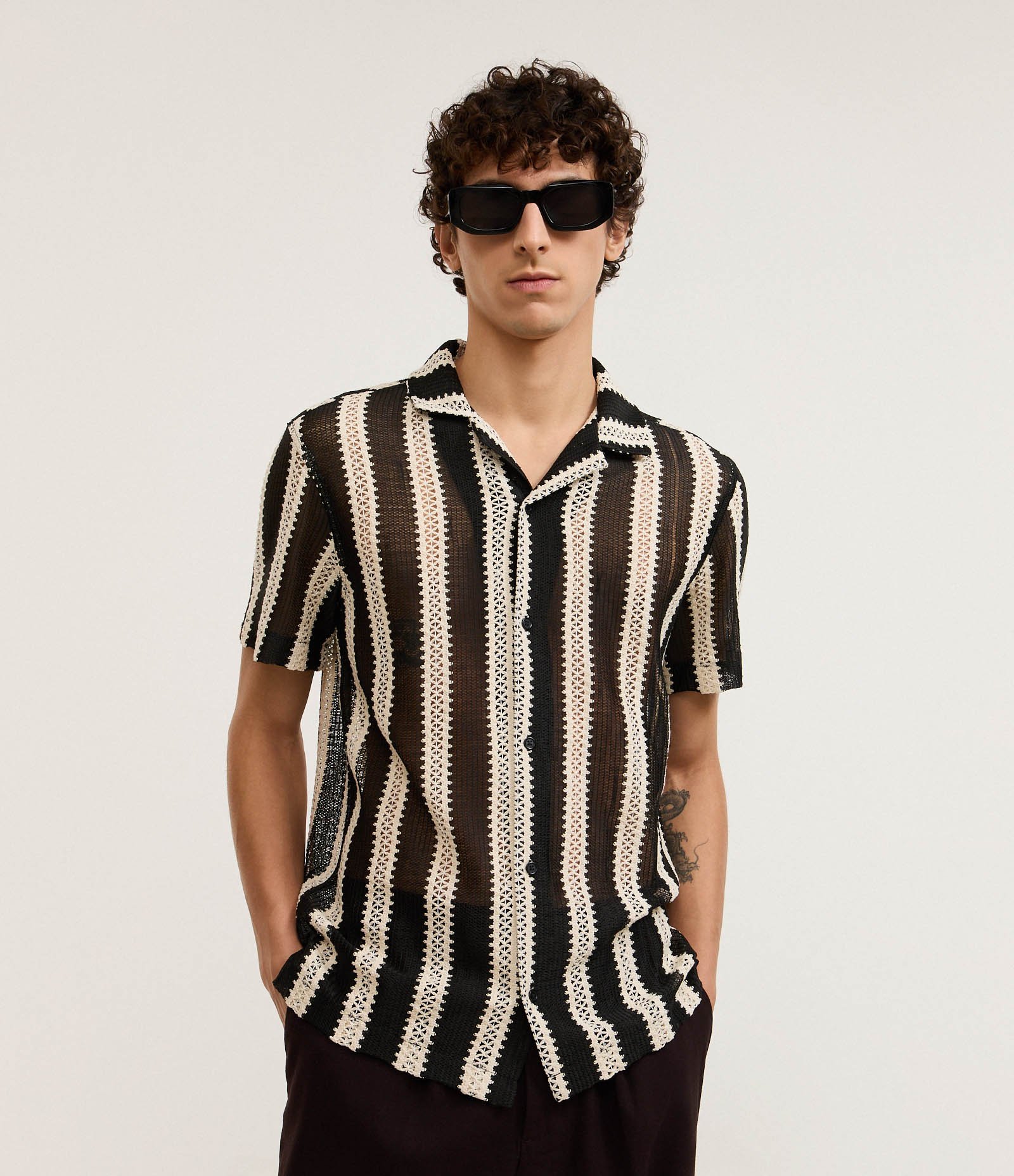 Camisa Regular em Renda com Estampa de Listras e Textura Preto/Branco 1