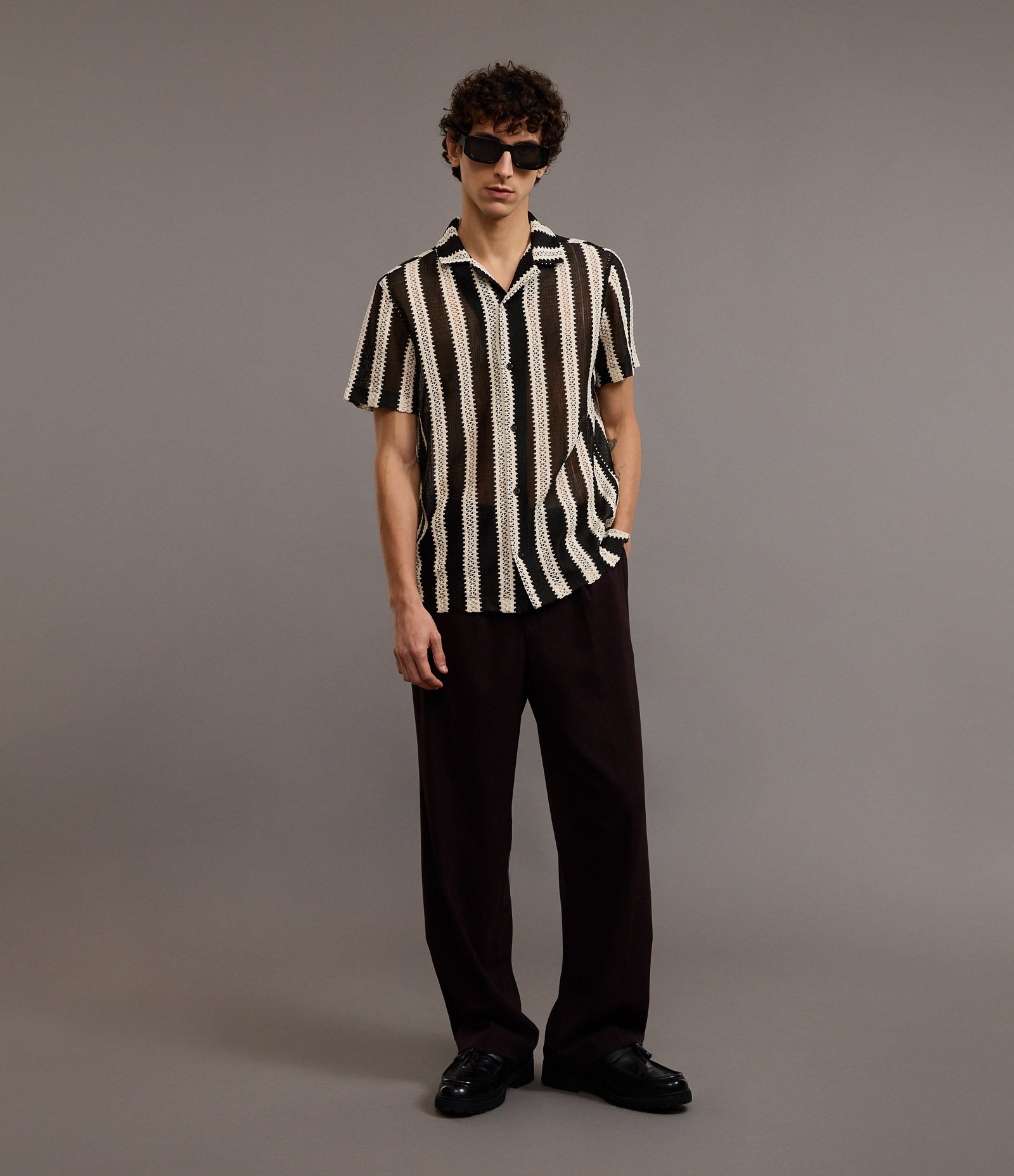 Camisa Regular em Renda com Estampa de Listras e Textura Preto/Branco 2