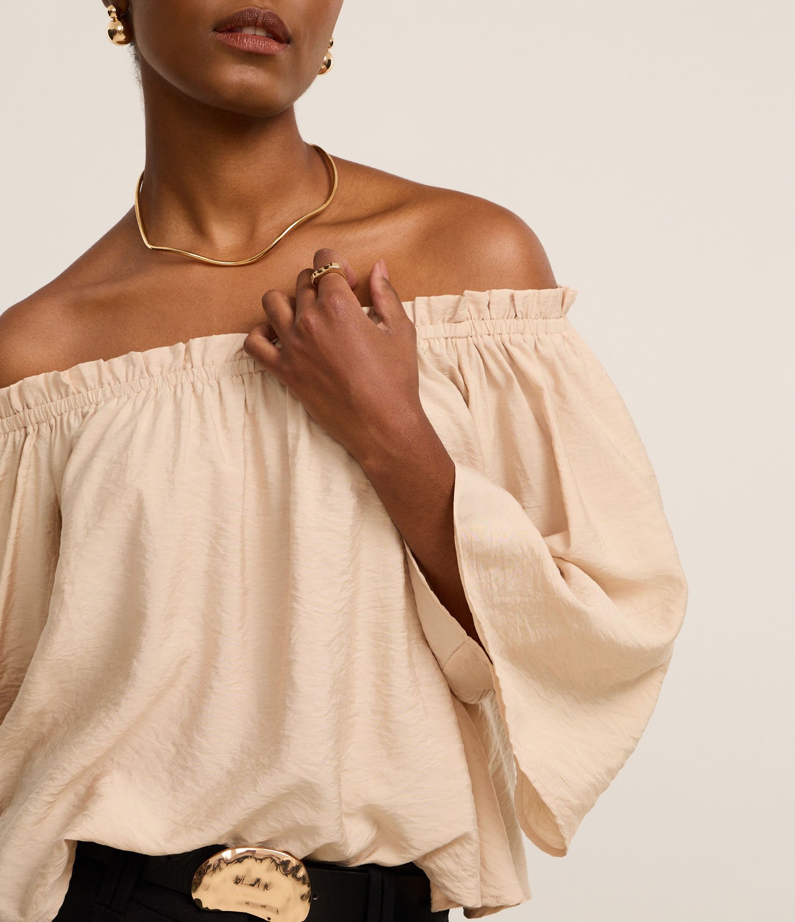 Blusa Ombro a Ombro em Voal com Manga Ampla Bege 3