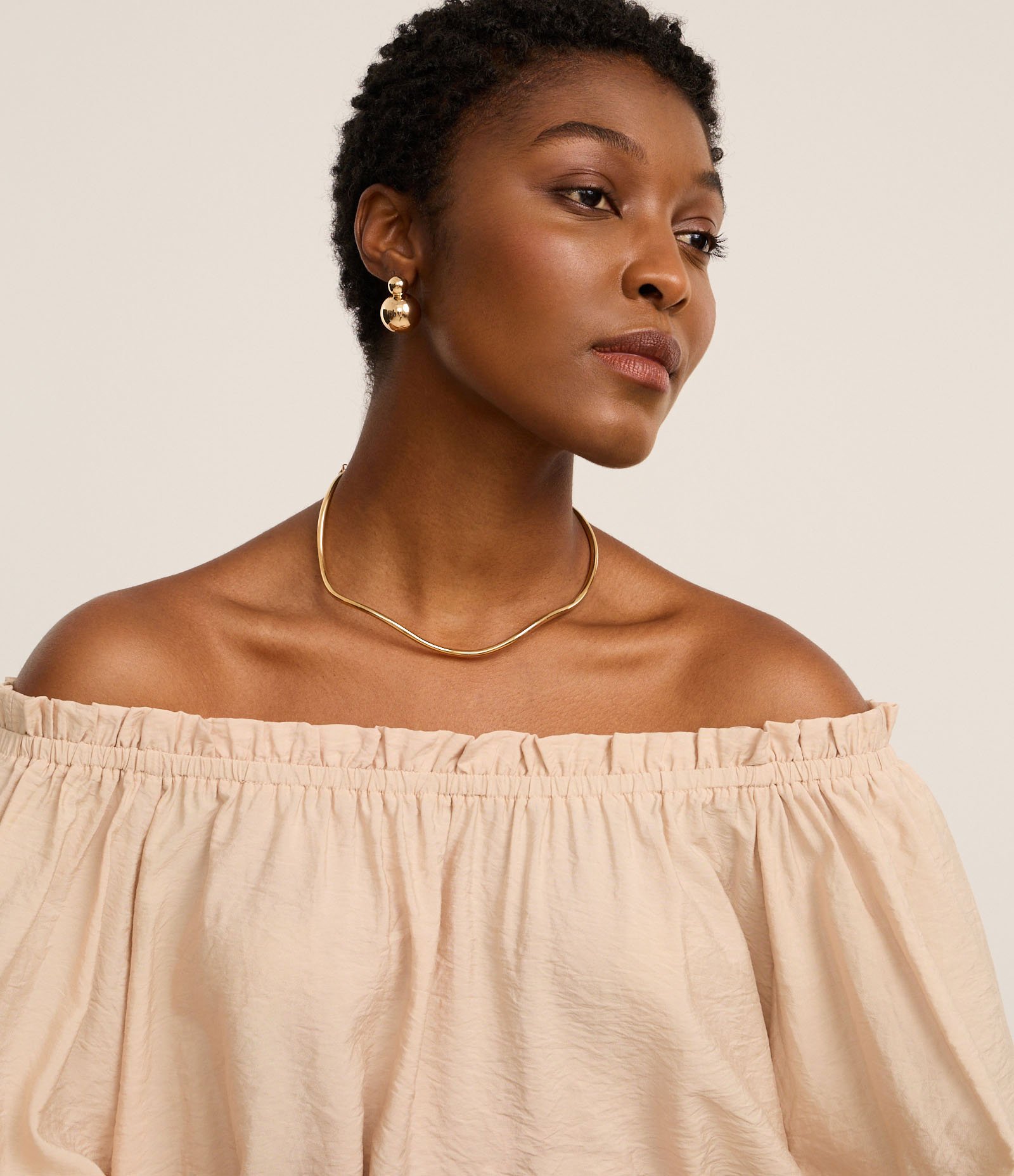 Blusa Ombro a Ombro em Voal com Manga Ampla Bege 4