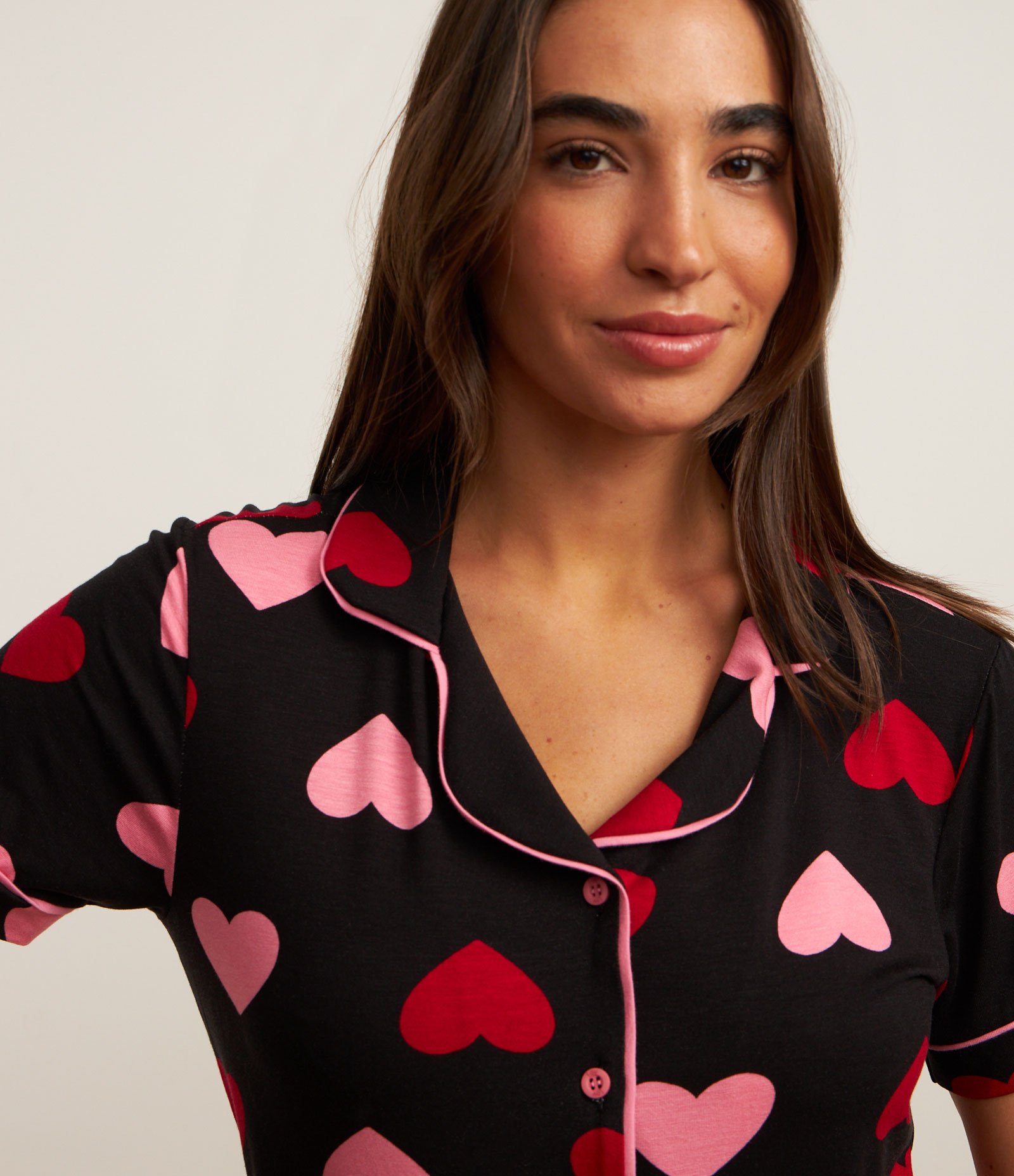 Pijama Americano Short Doll em Viscose com Estampa de Corações Preto 2