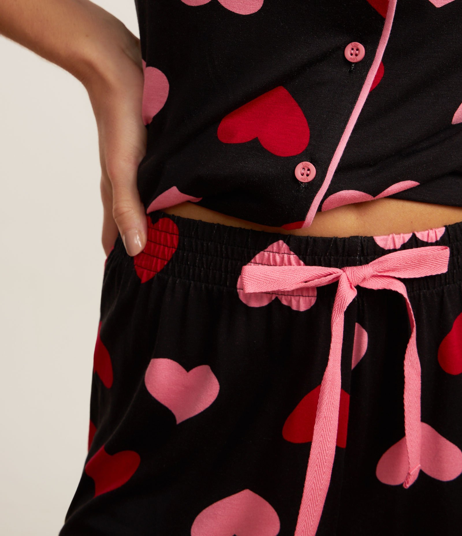 Pijama Americano Short Doll em Viscose com Estampa de Corações Preto 3
