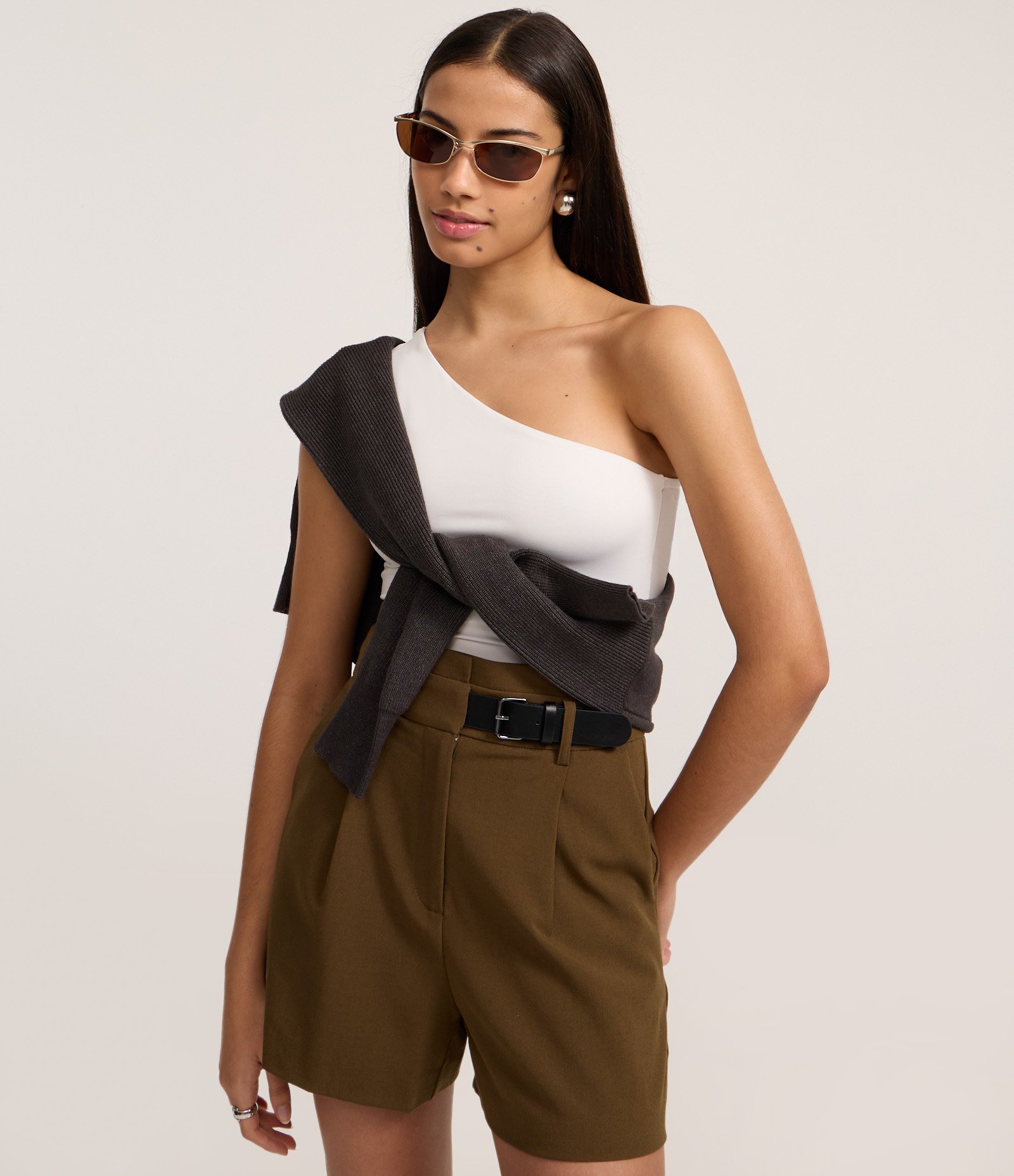 Short Reto Alfaiatado com Cintura Alta e Meio Cinto Frontal Marrom 2