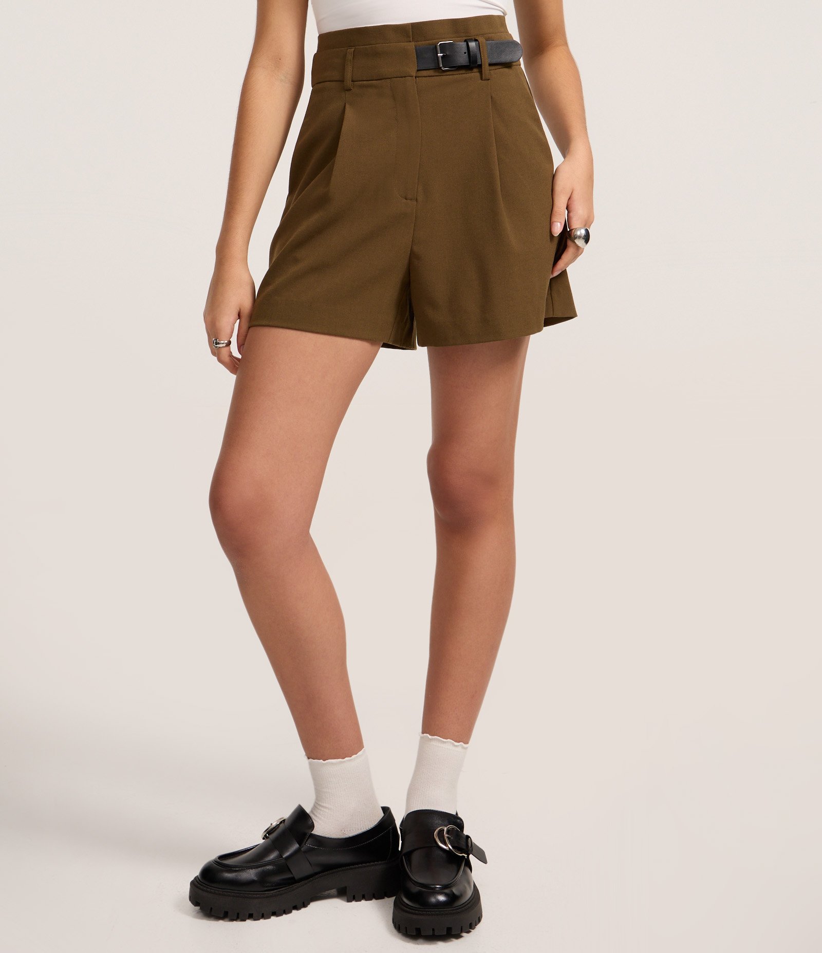 Short Reto Alfaiatado com Cintura Alta e Meio Cinto Frontal Marrom 3