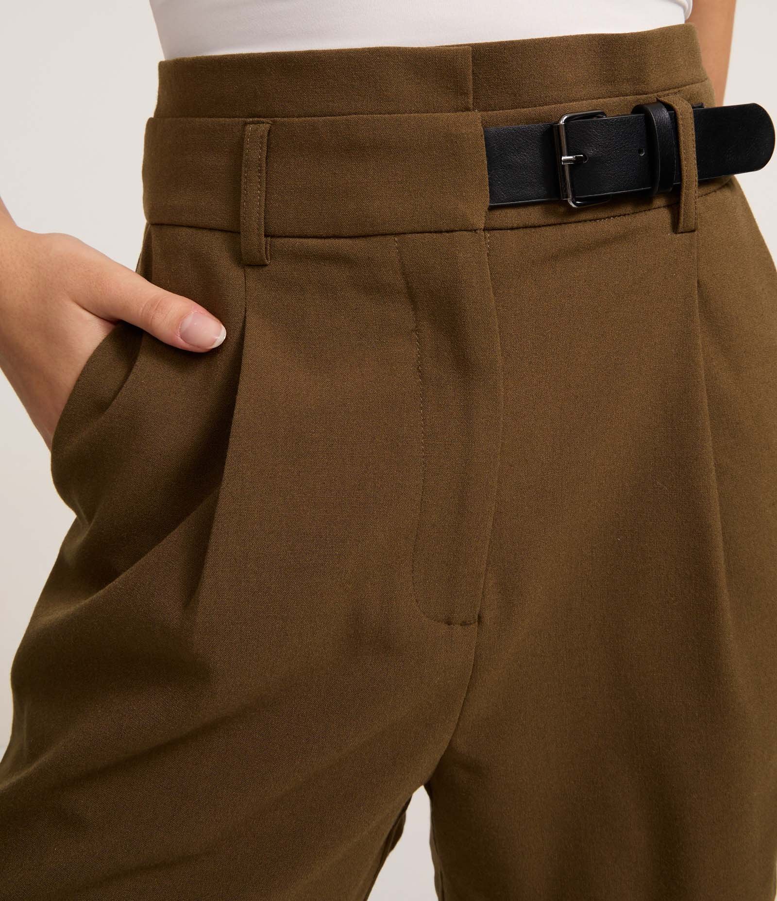 Short Reto Alfaiatado com Cintura Alta e Meio Cinto Frontal Marrom 4