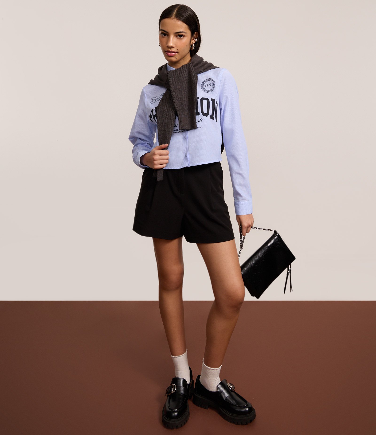 Short Reto Alfaiatado com Cintura Alta e Meio Cinto Frontal Preto 5