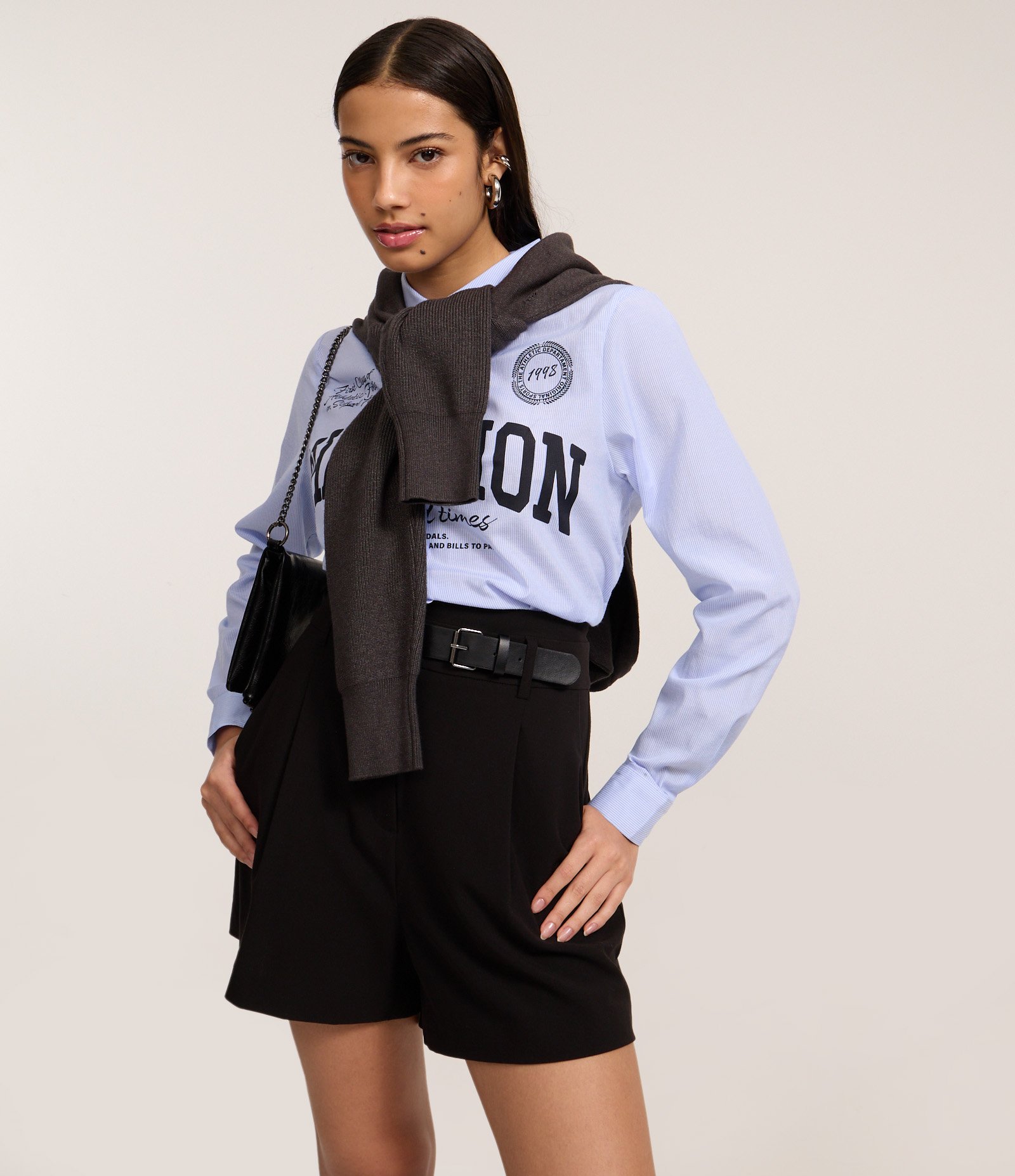 Short Reto Alfaiatado com Cintura Alta e Meio Cinto Frontal Preto 2