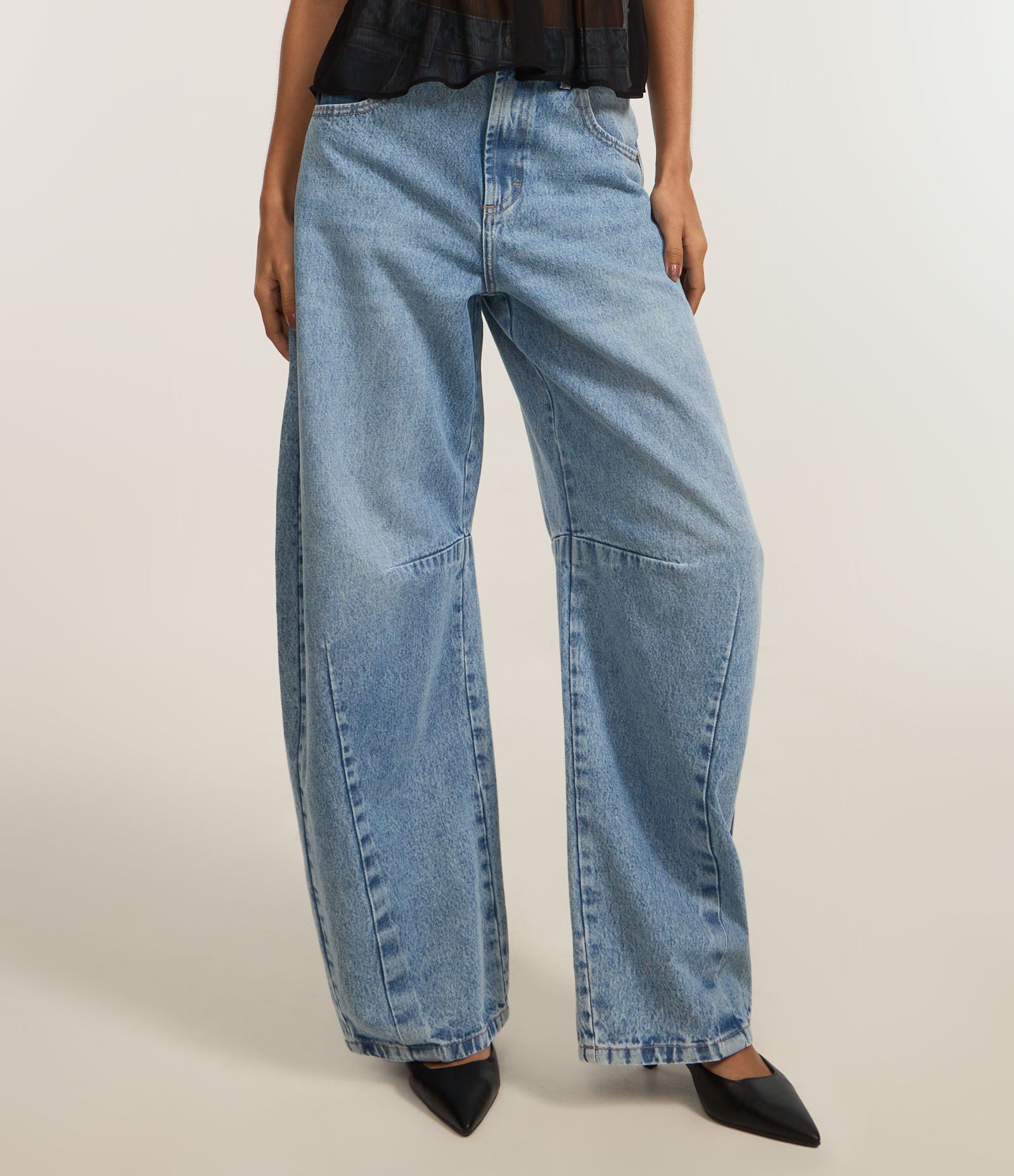 Calça Barrel em Jeans com Recortes na Barra Azul Claro 3