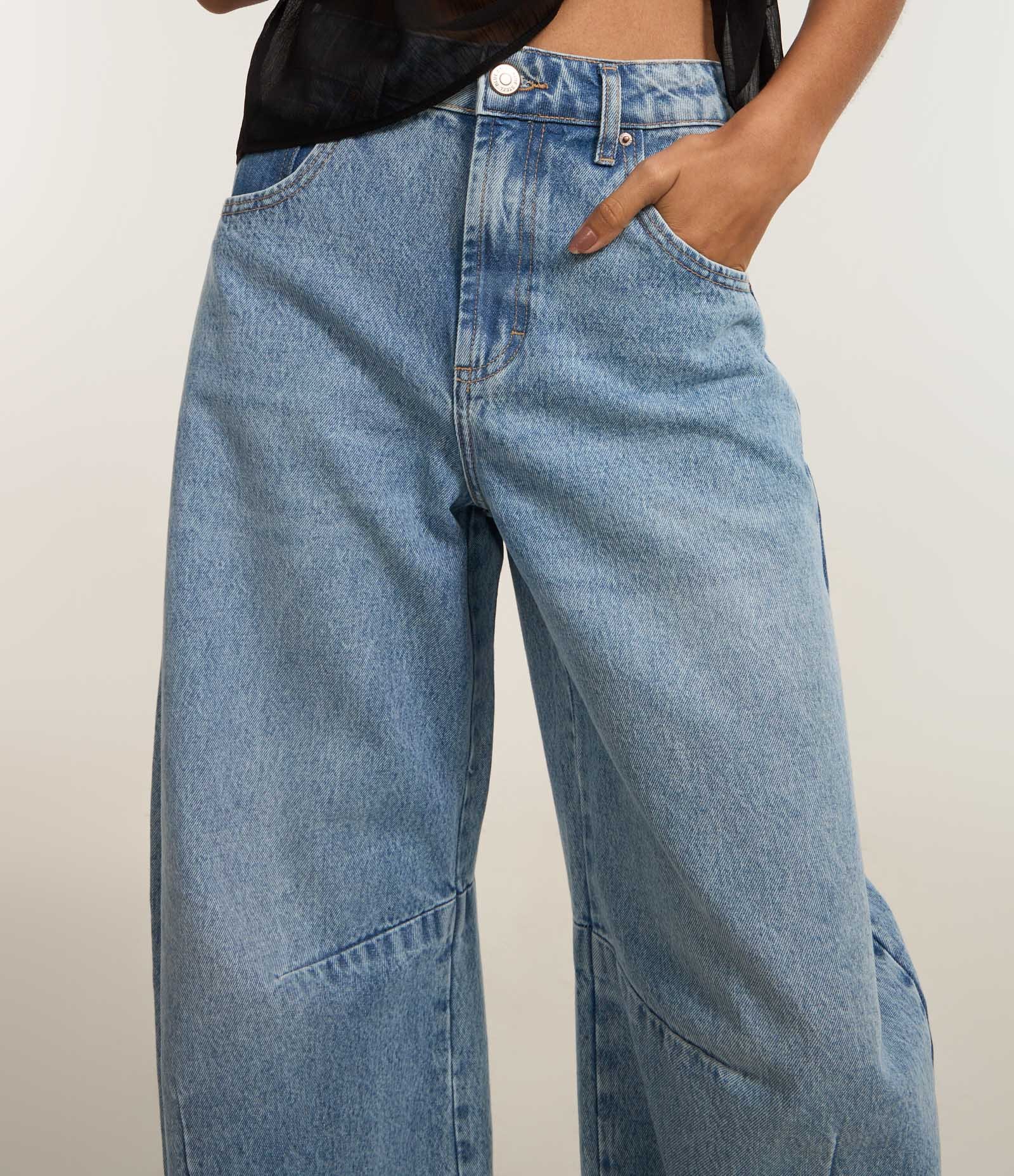 Calça Barrel em Jeans com Recortes na Barra Azul Claro 4