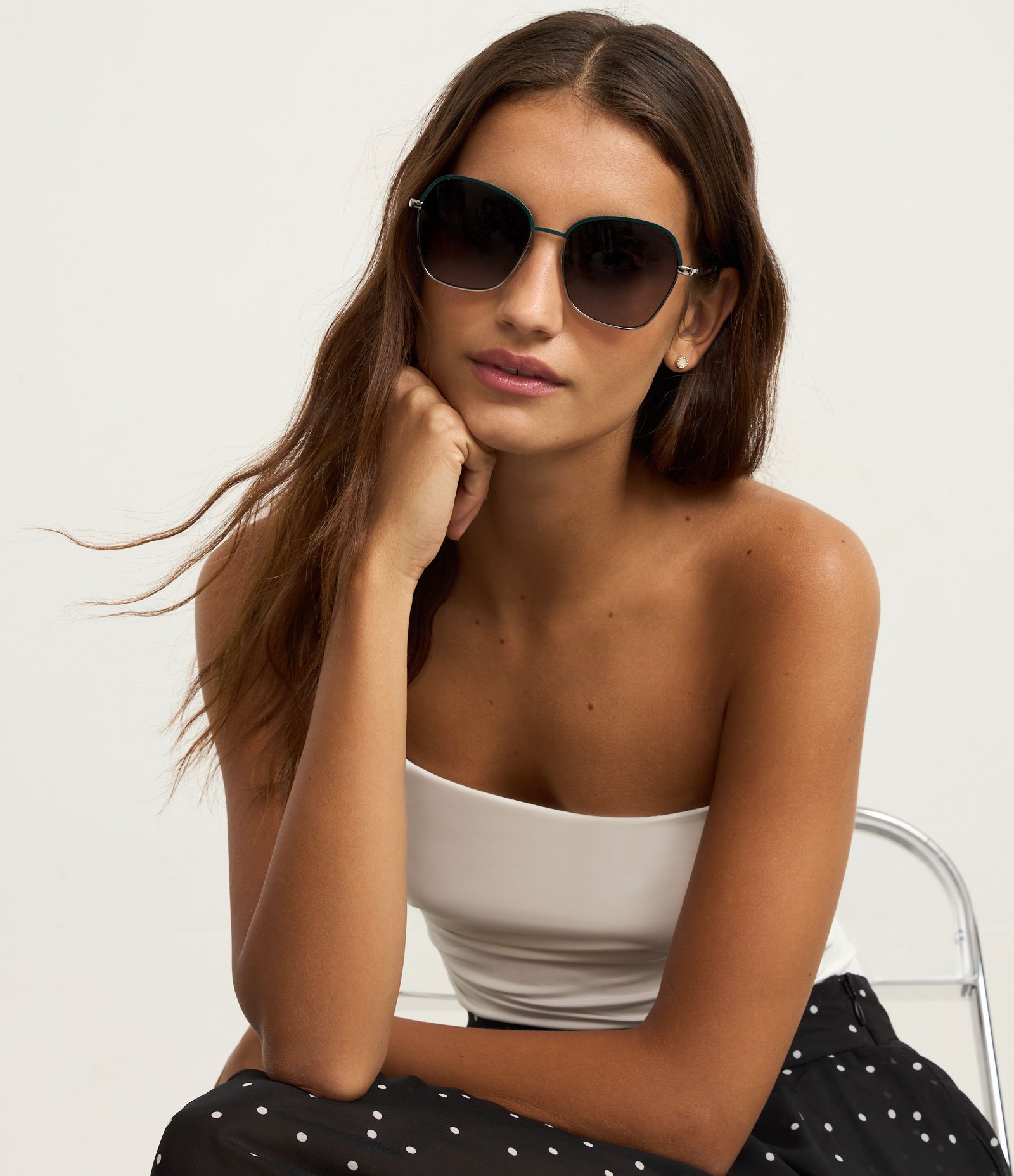 Óculos de Sol Redondo com Haste Fina e Lente Fumê em Degrade Prata 1