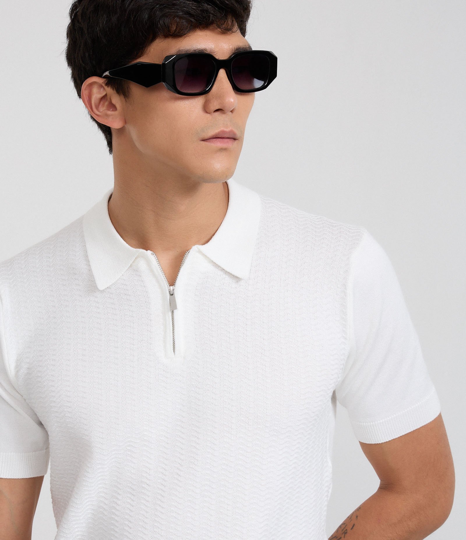 Polo Slim em Viscose Texturizada com Zíper Branco 1