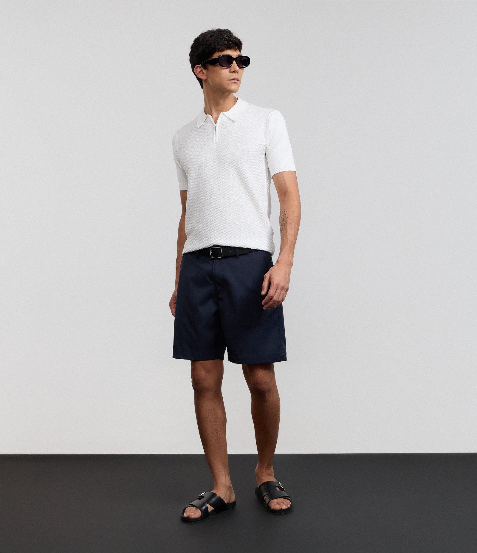 Polo Slim em Viscose Texturizada com Zíper Branco 2