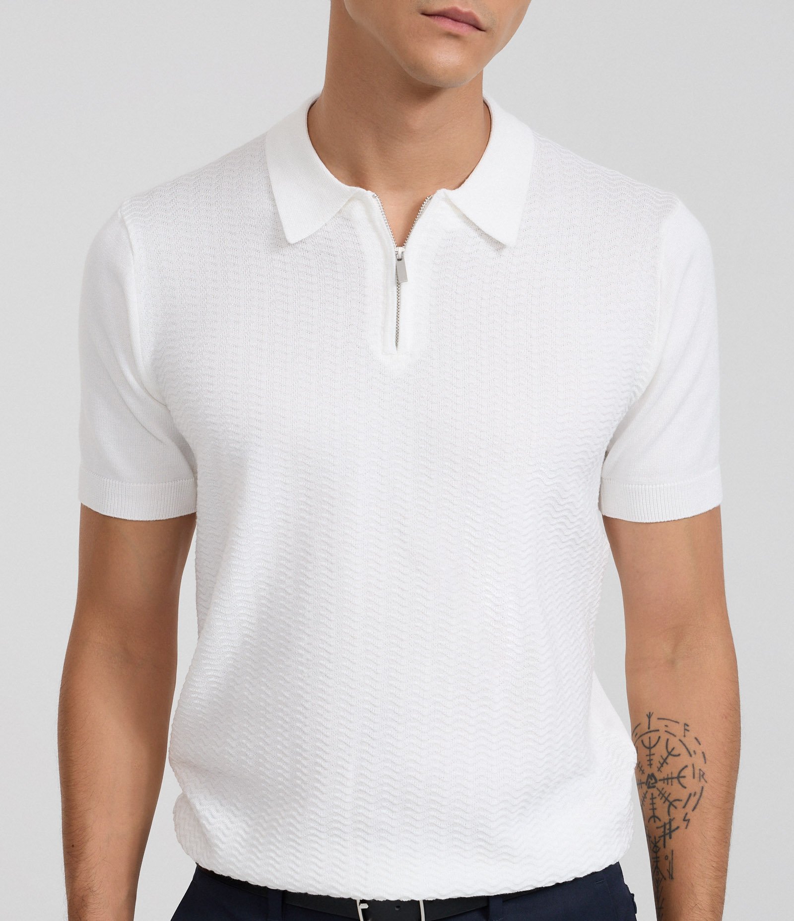 Polo Slim em Viscose Texturizada com Zíper Branco 4