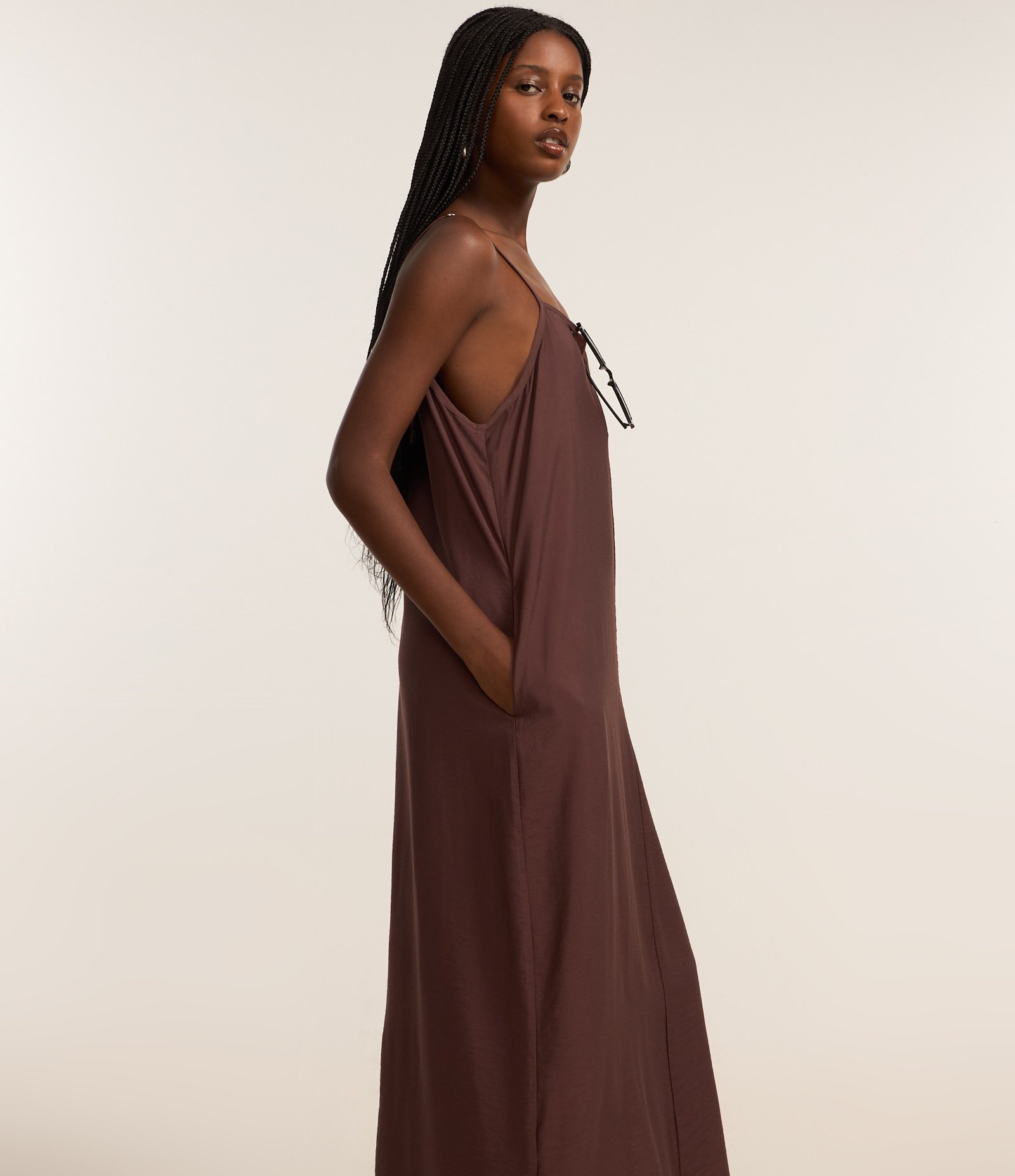 Vestido Longo e Reto em Crepe com Bolsos Marrom 1
