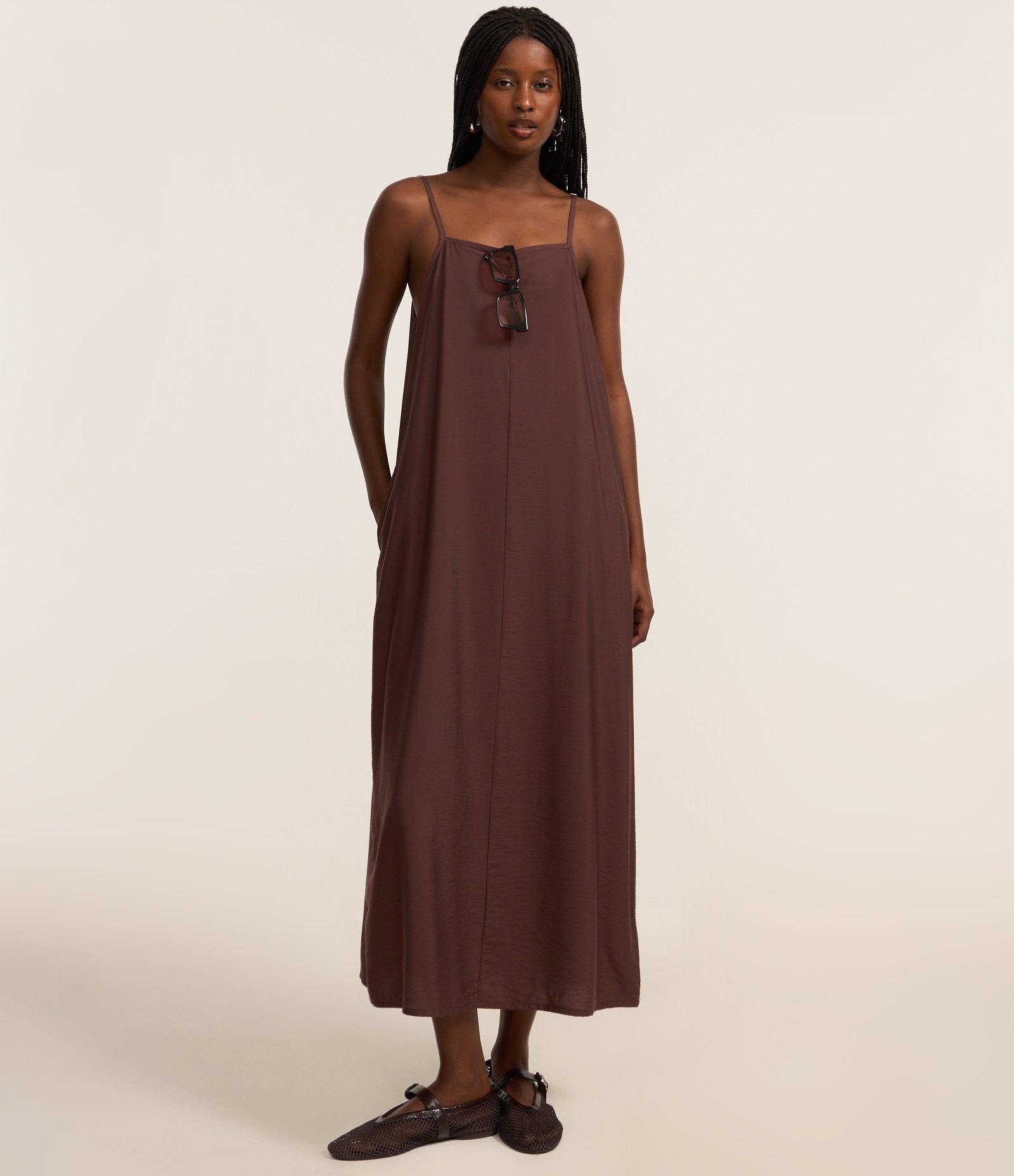 Vestido Longo e Reto em Crepe com Bolsos Marrom 2