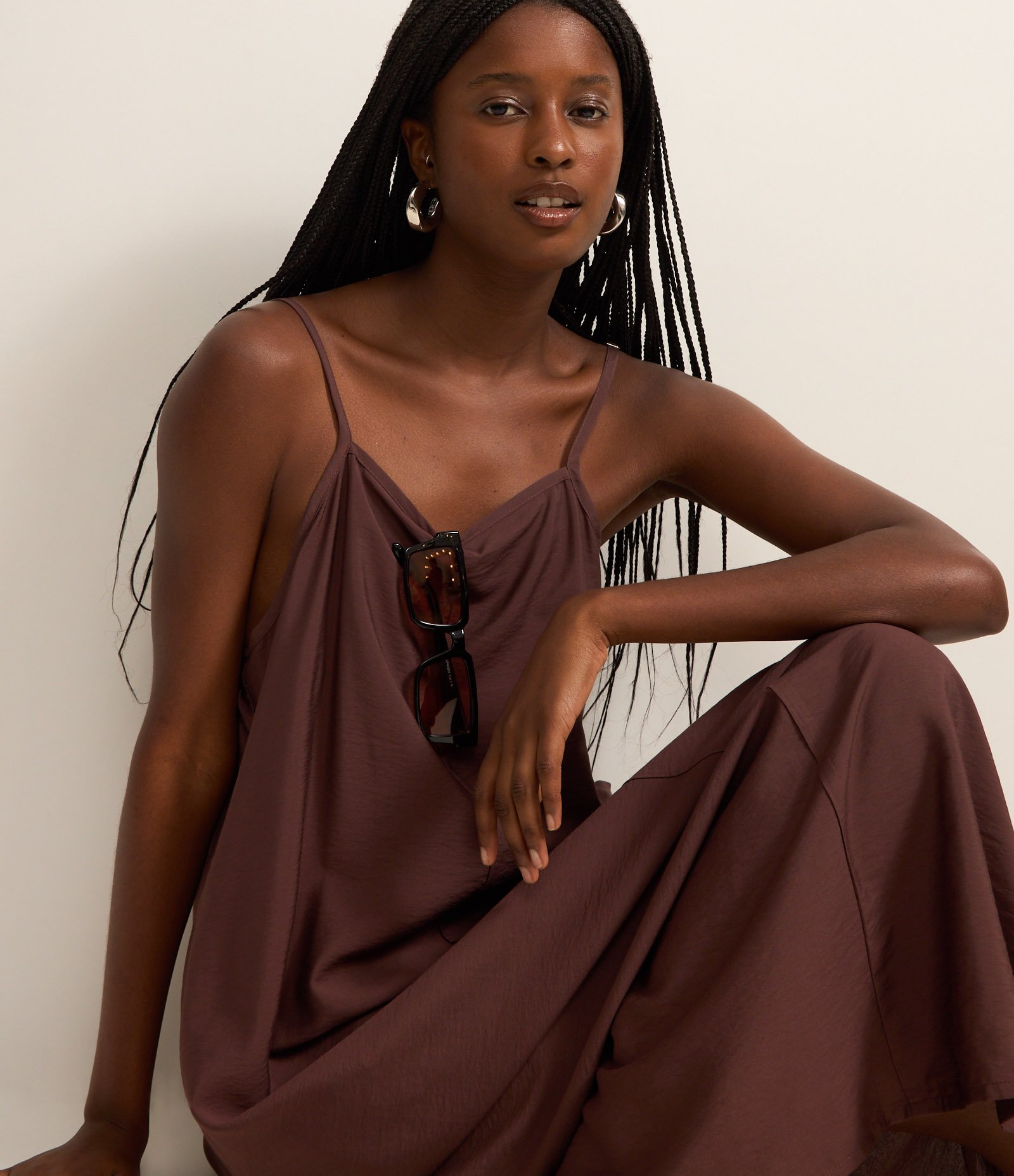 Vestido Longo e Reto em Crepe com Bolsos Marrom 3