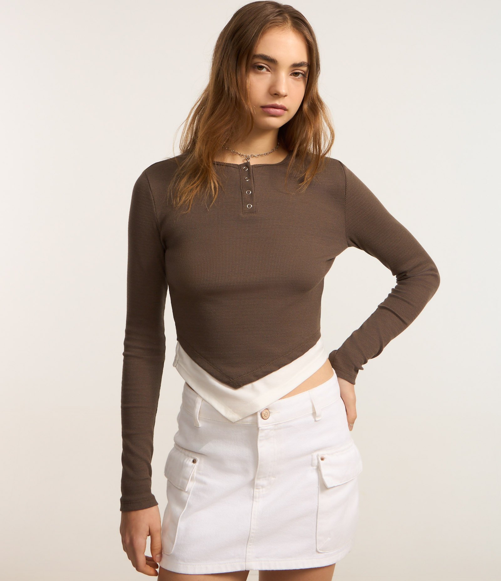 Blusa em Ribana com Botões Frontais e Barra Assimétrica Sobreposta Marrom 4