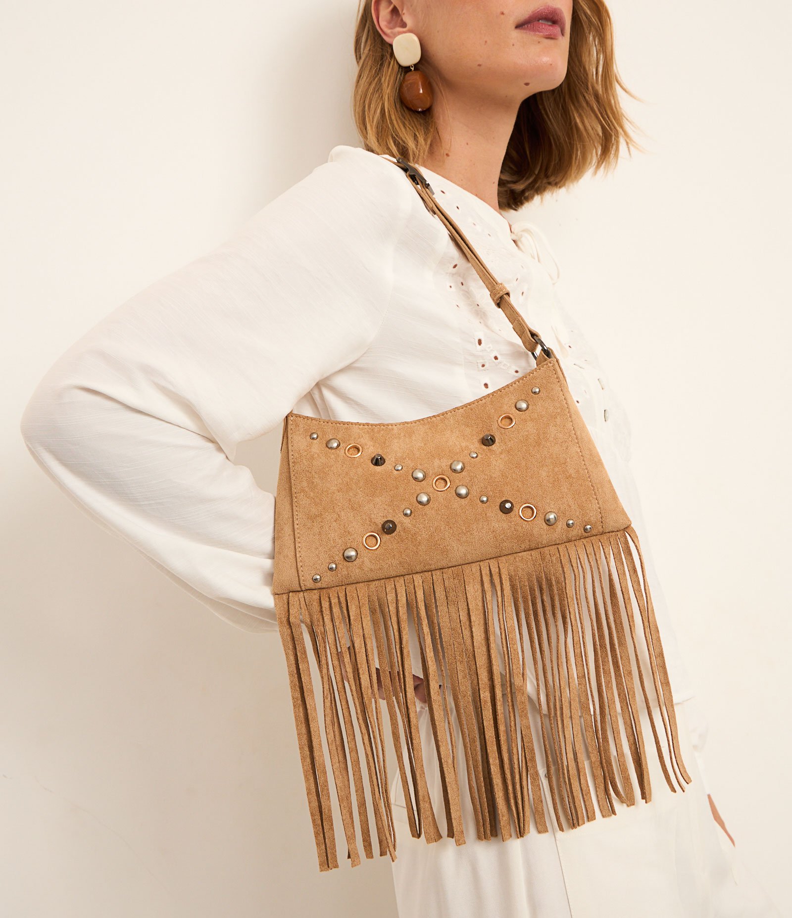 Bolsa Baguete Pequena em Suede com Spikes e Franjas Boho Romântica Bege 8