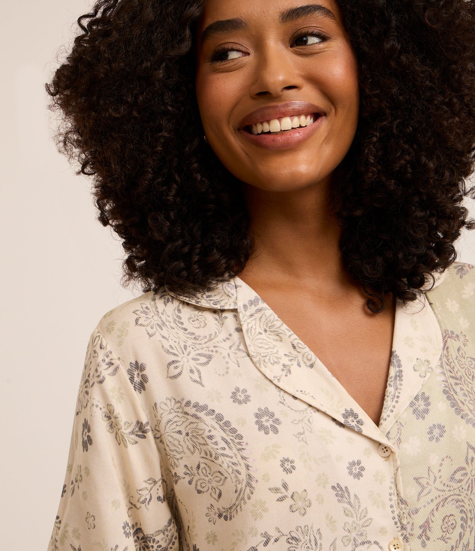 Pijama Short Doll em Viscose com Estampa Étnica Bege 2