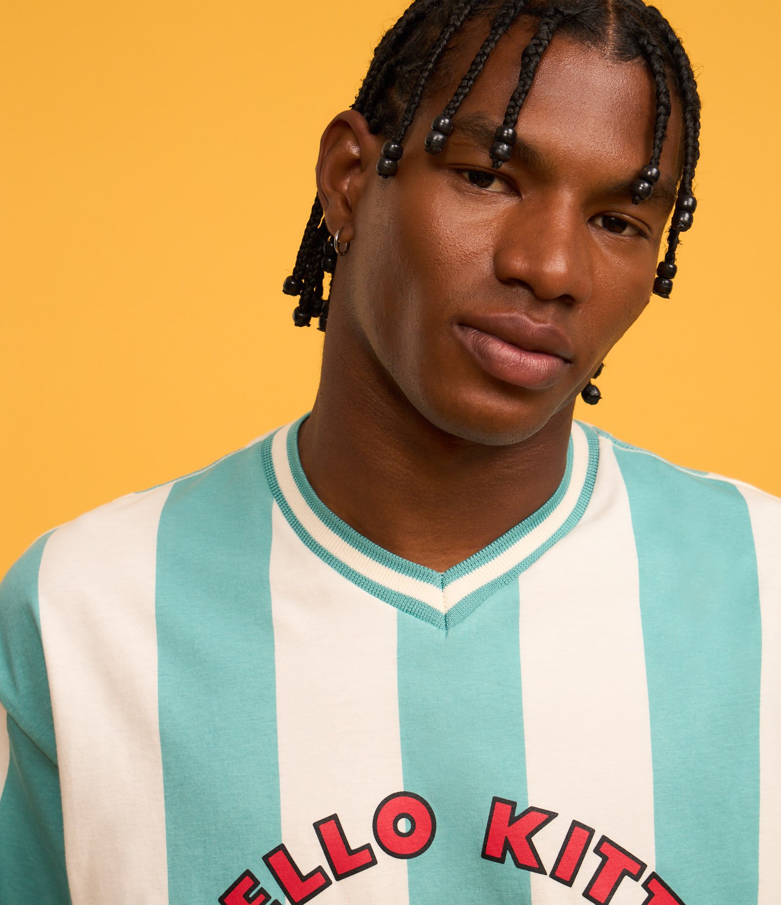 Camiseta Esportiva Boxy em Algodão Hello Kitty "Sport Club" Off White/Azul 7