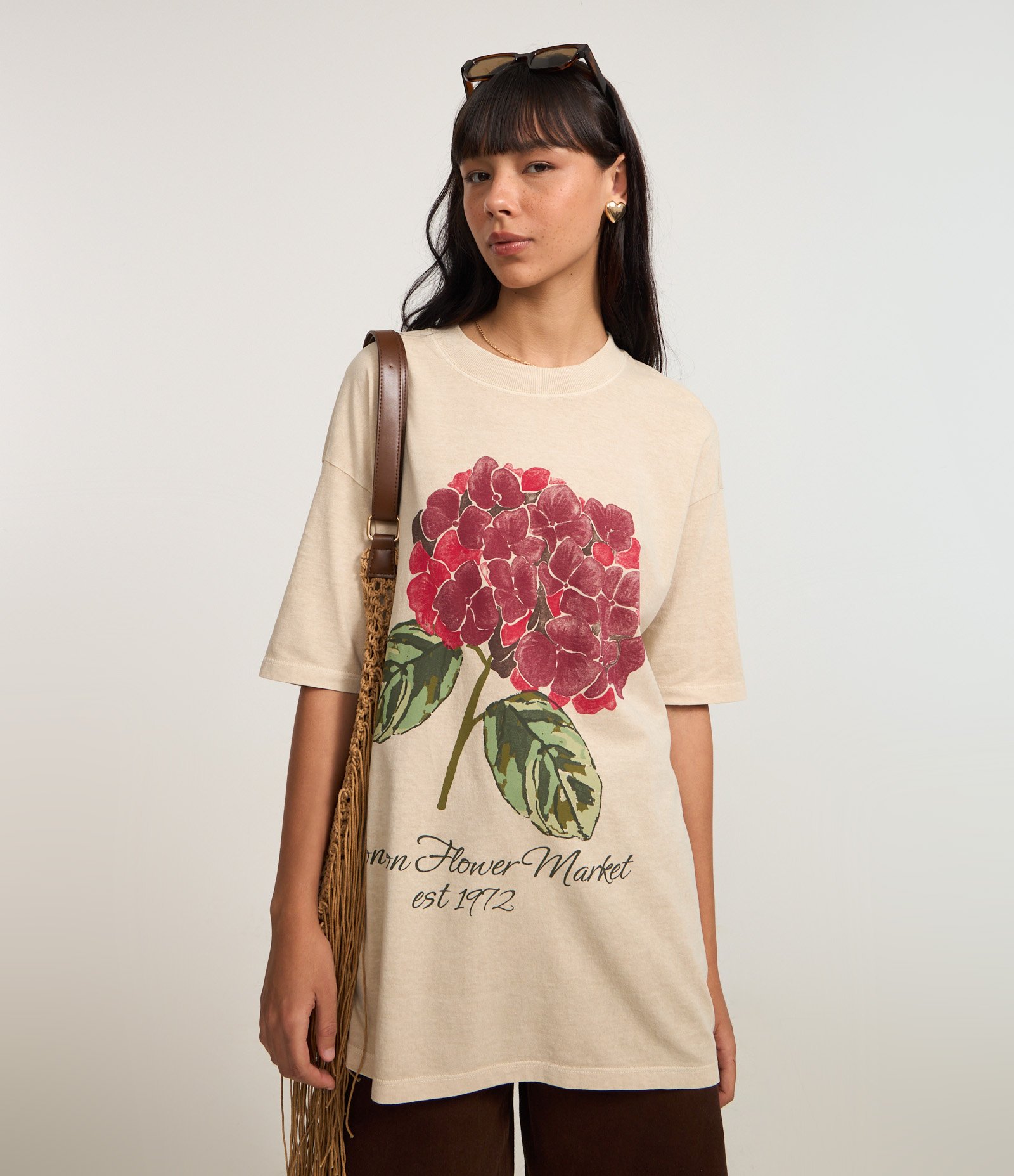 Camiseta Over em Algodão com Estampa de Flor Cinza 1