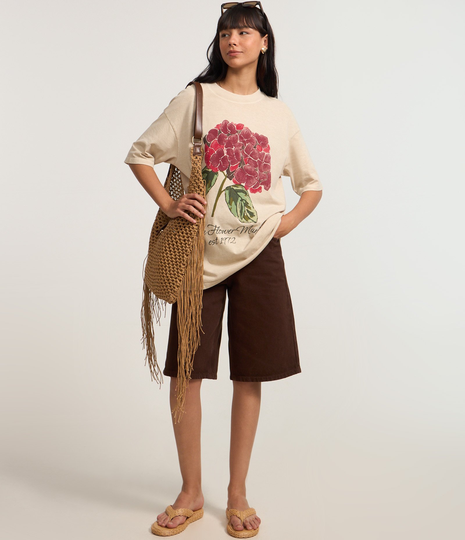 Camiseta Over em Algodão com Estampa de Flor Cinza 2