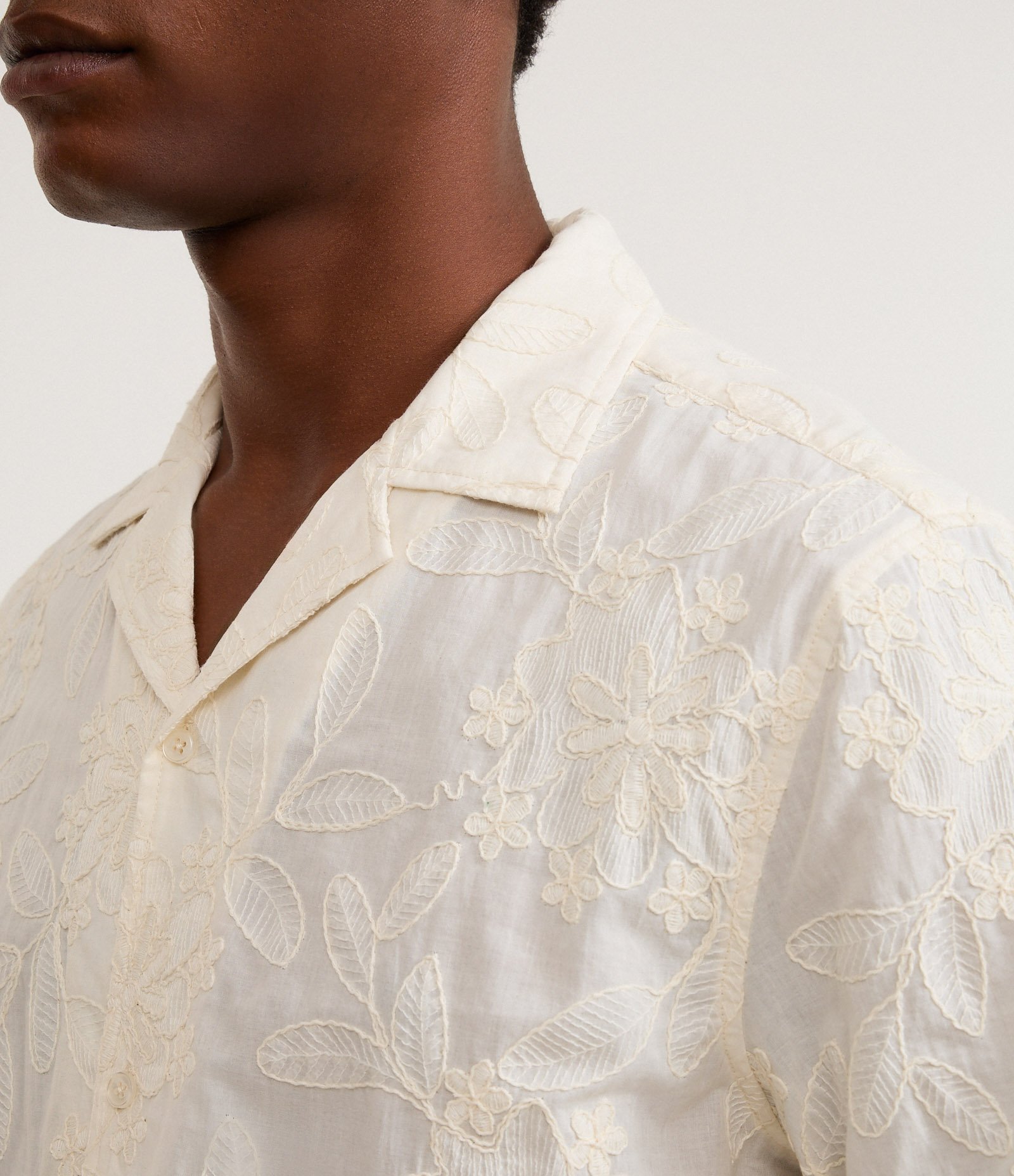 Camisa Comfort em Algodão com Bordado Floral e Texturizada Off White 4